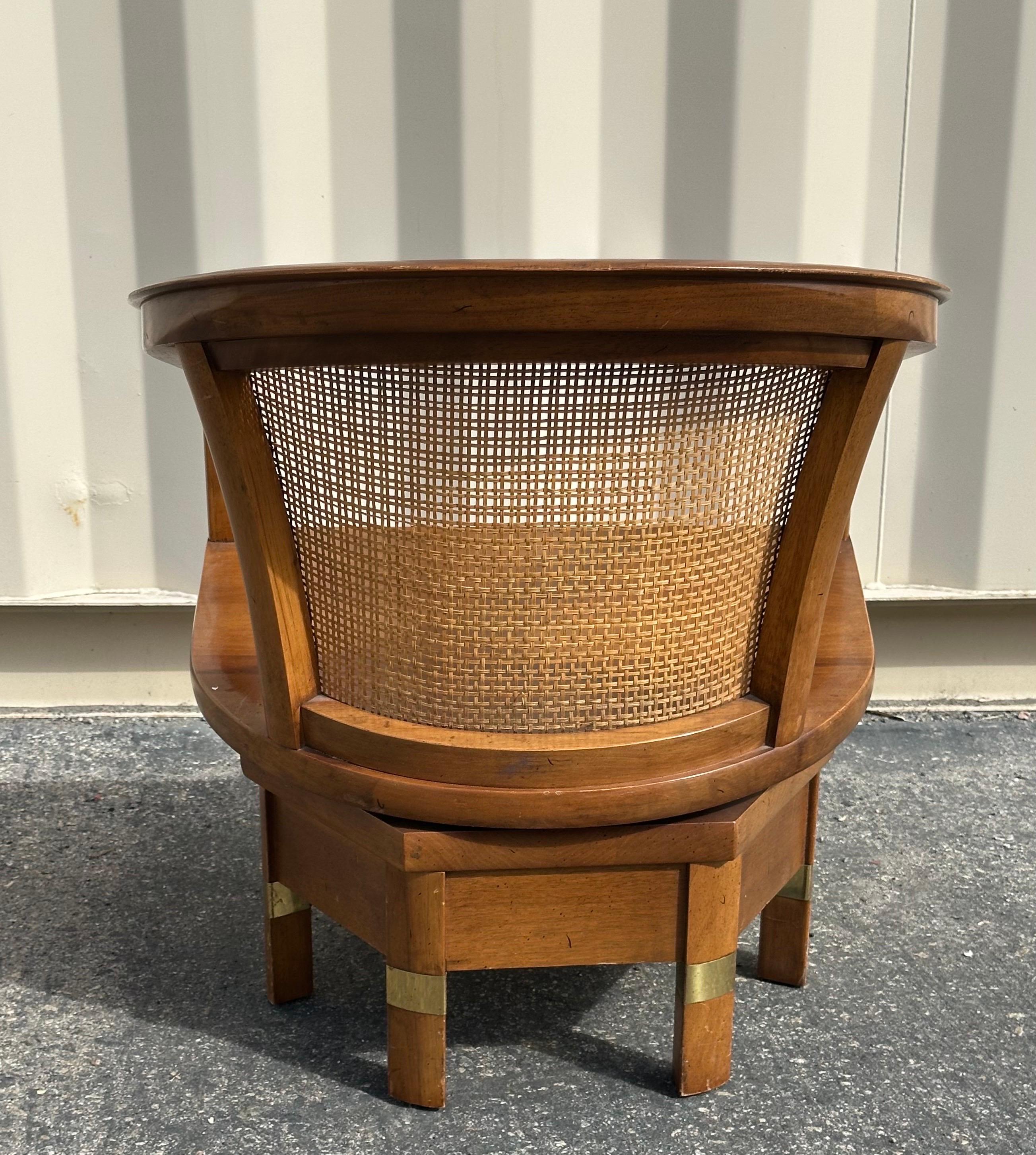 Coppia di sedie girevoli MCM modello 5105 in mogano e canna di Jim Peed per Hickory in vendita 4