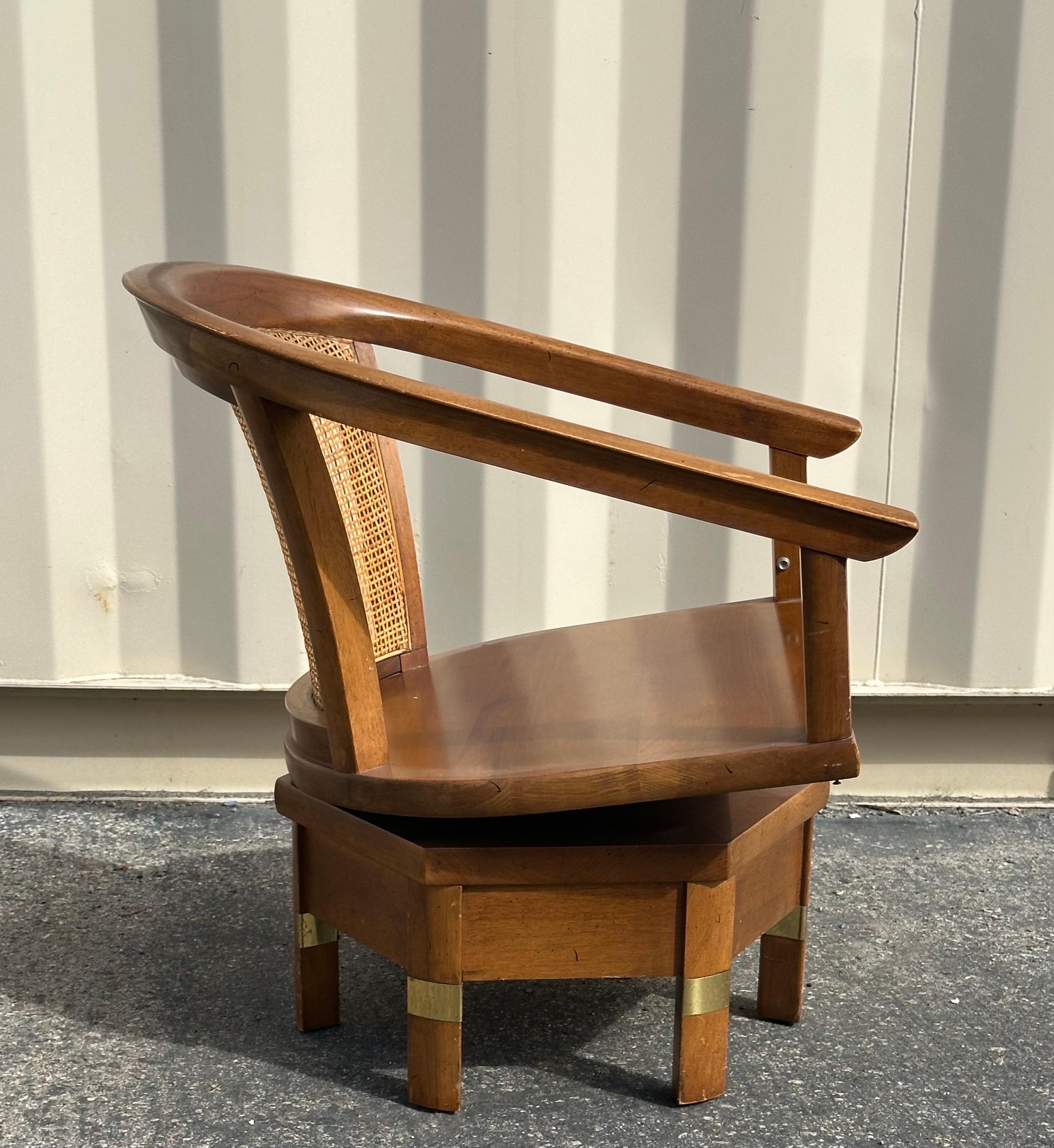 Coppia di sedie girevoli MCM modello 5105 in mogano e canna di Jim Peed per Hickory in vendita 5