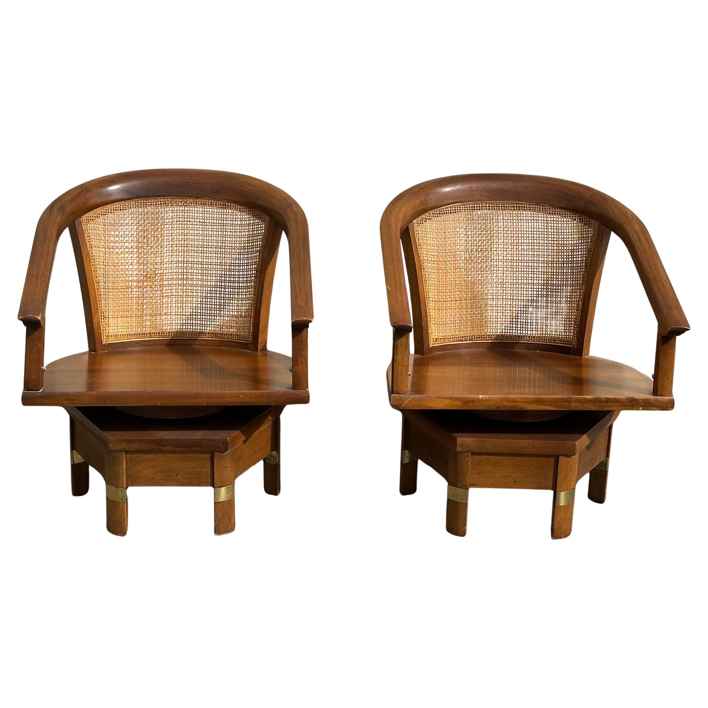 Coppia di sedie girevoli a basso profilo MCM modello 5105 in mogano e canna di Jim Peed per Hickory Manufacturing Company, circa anni '70. La coppia è in buone condizioni originali (senza cuscini) e misura 23,5