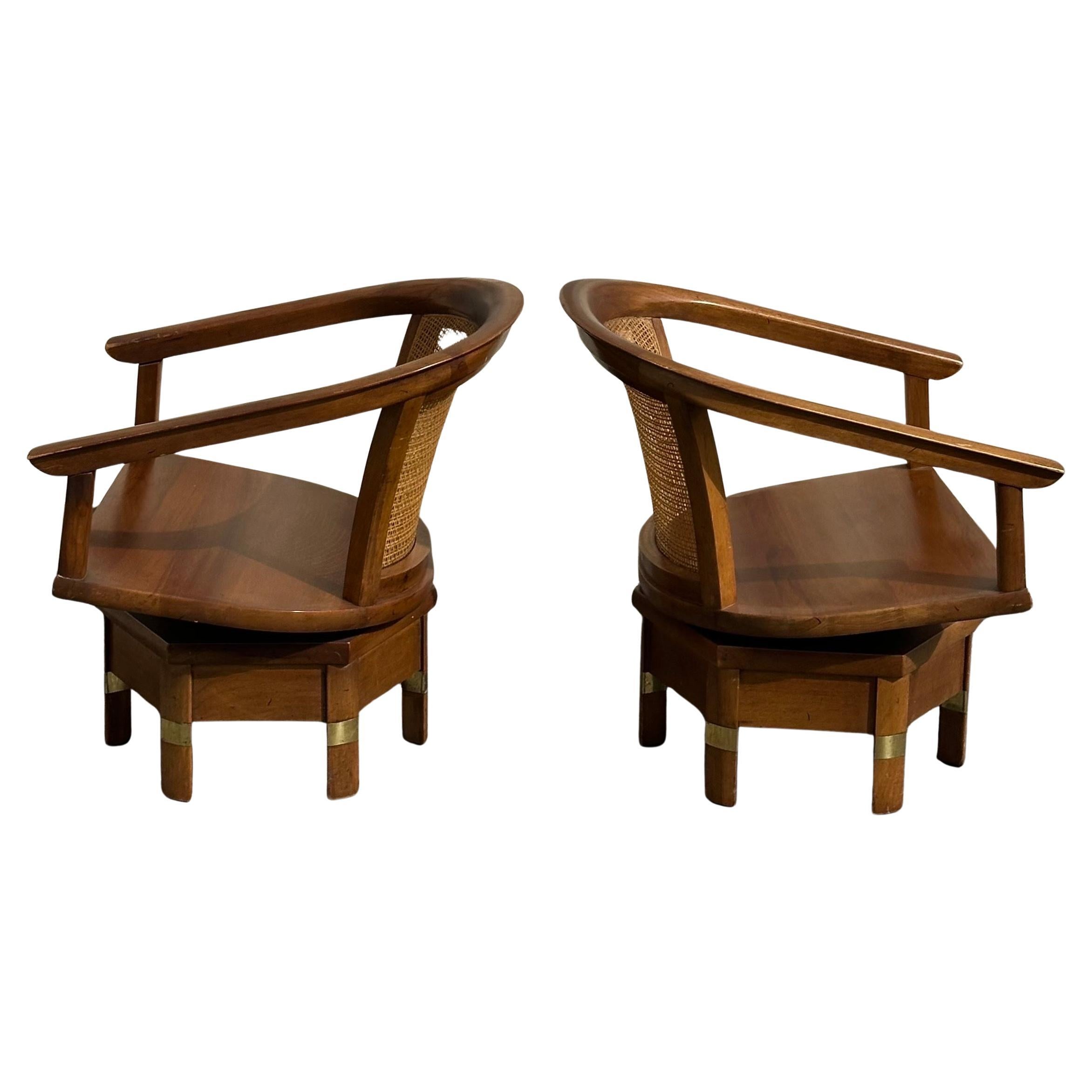 Mid-Century moderno Coppia di sedie girevoli MCM modello 5105 in mogano e canna di Jim Peed per Hickory in vendita