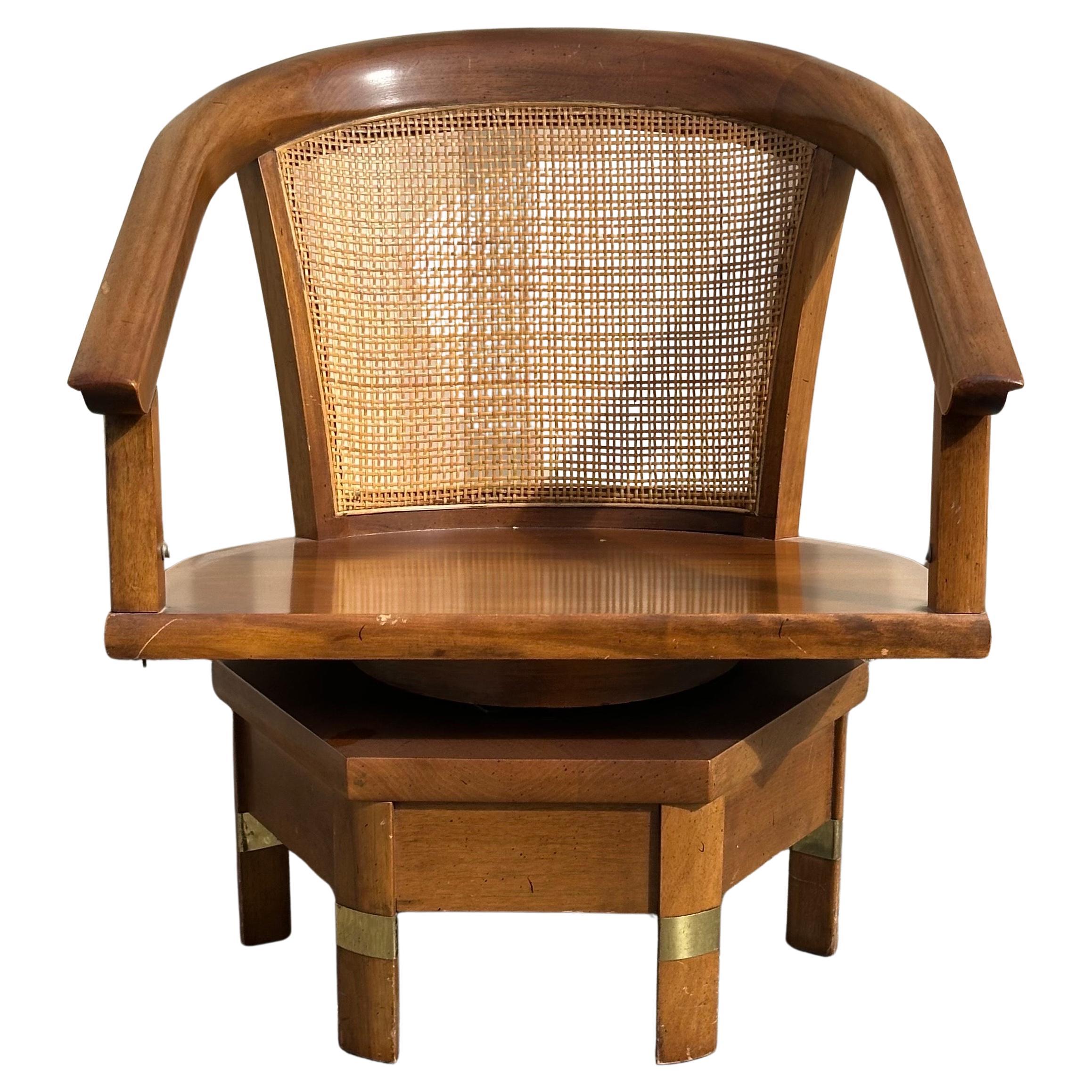 Americano Coppia di sedie girevoli MCM modello 5105 in mogano e canna di Jim Peed per Hickory in vendita