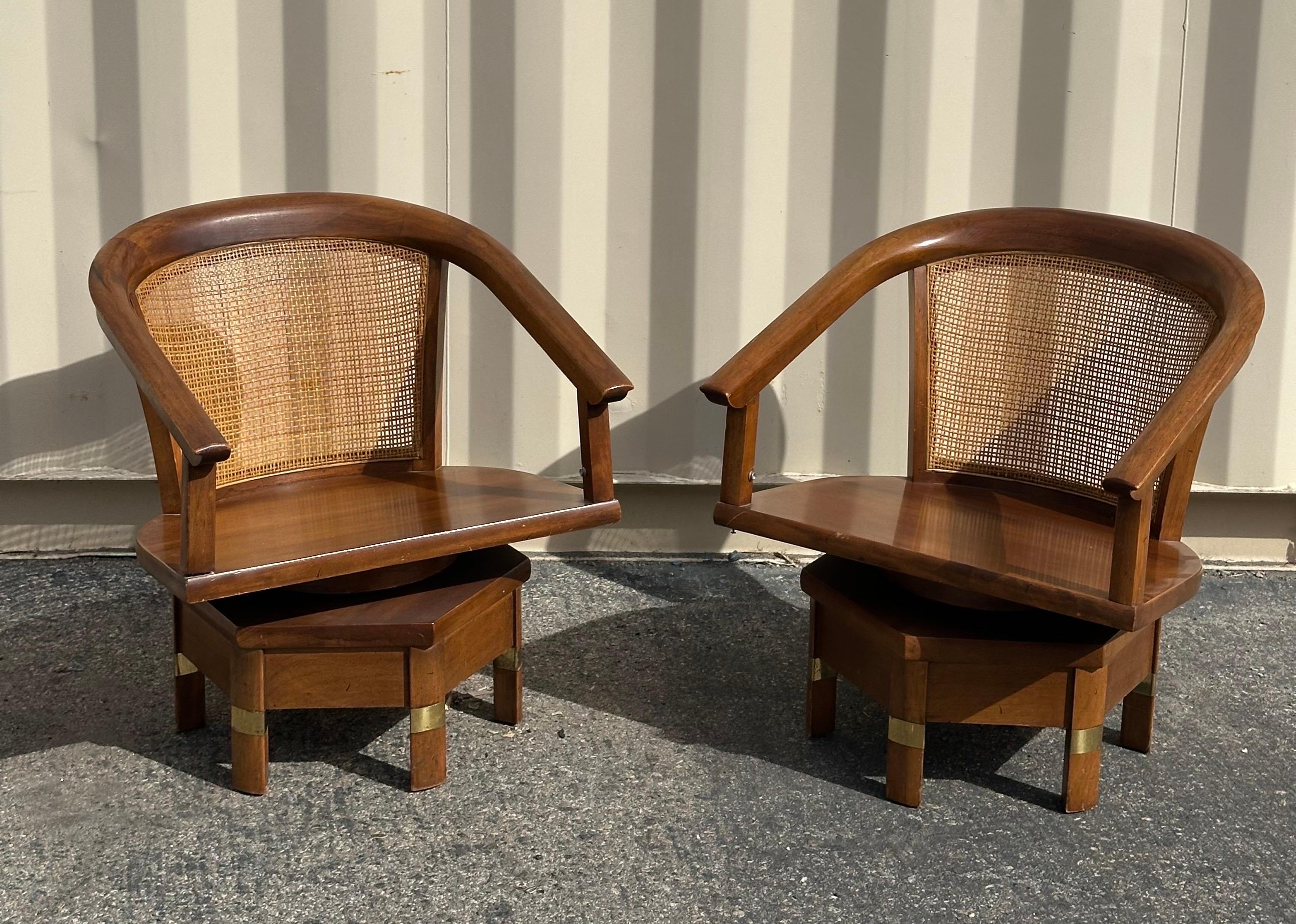 XX secolo Coppia di sedie girevoli MCM modello 5105 in mogano e canna di Jim Peed per Hickory in vendita