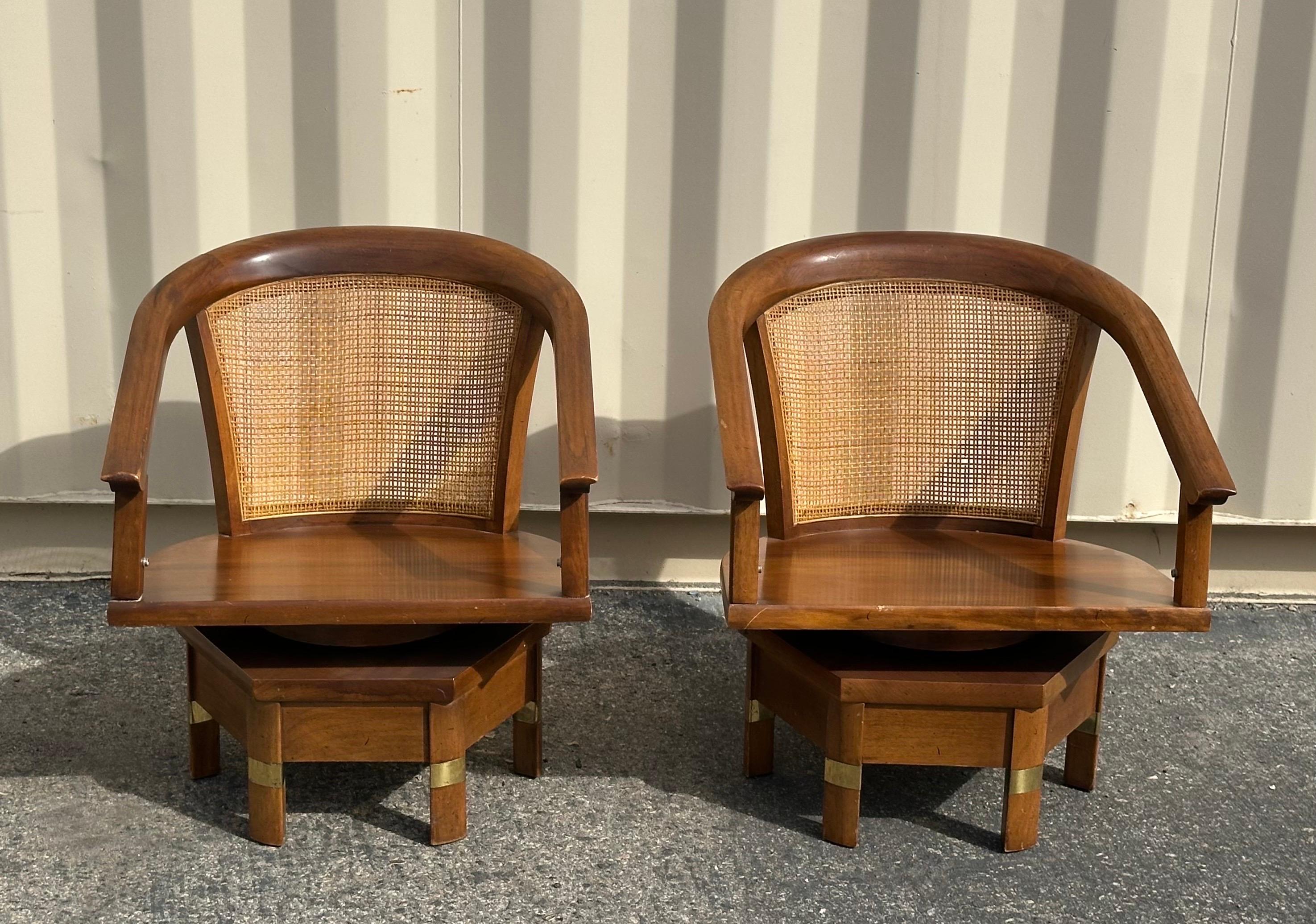 Ottone Coppia di sedie girevoli MCM modello 5105 in mogano e canna di Jim Peed per Hickory in vendita