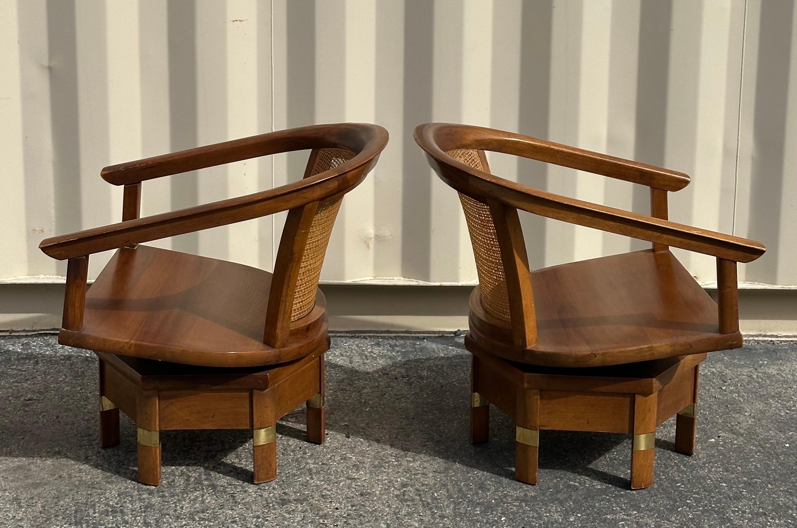 Coppia di sedie girevoli MCM modello 5105 in mogano e canna di Jim Peed per Hickory in vendita 1