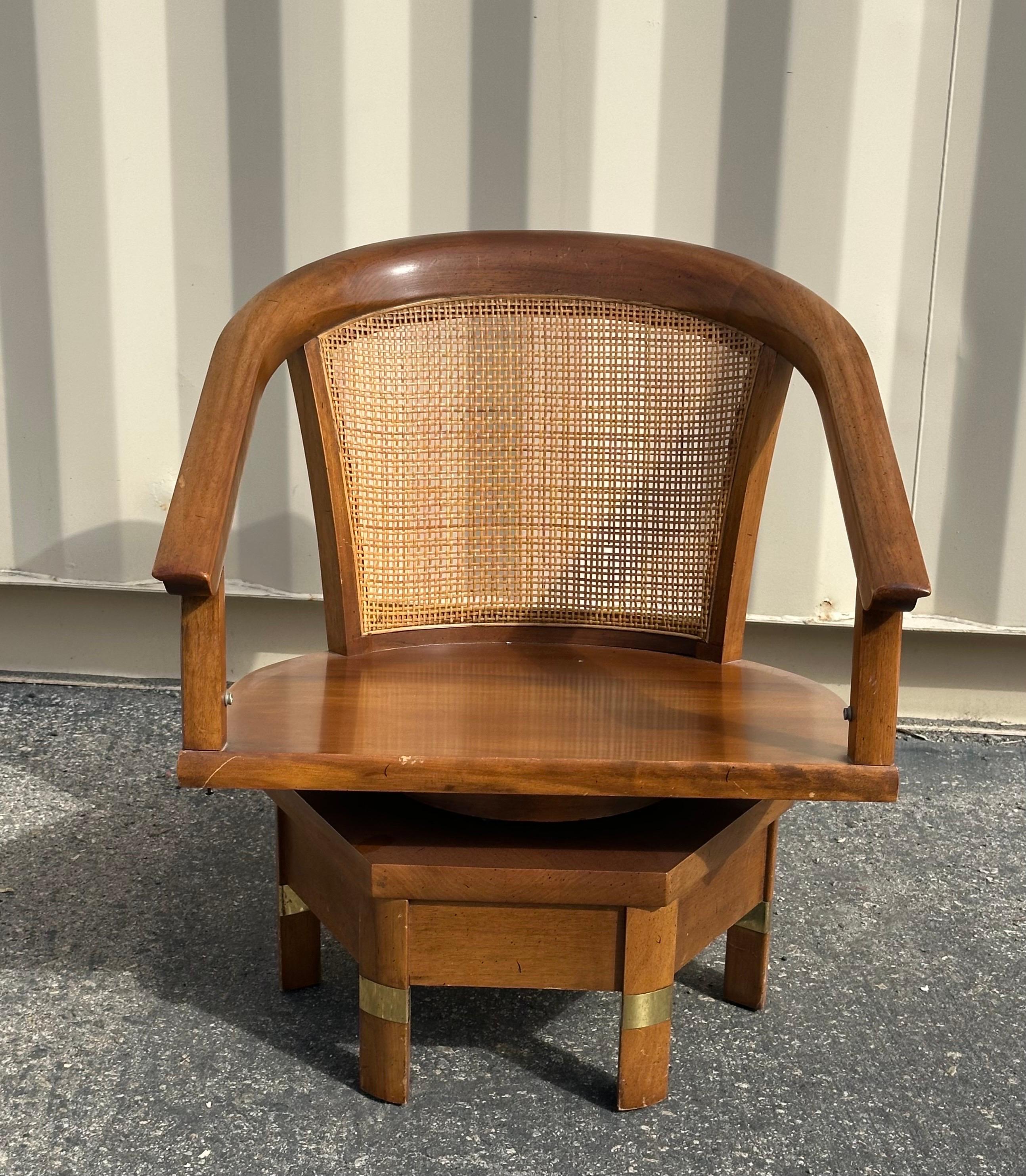 Coppia di sedie girevoli MCM modello 5105 in mogano e canna di Jim Peed per Hickory in vendita 2