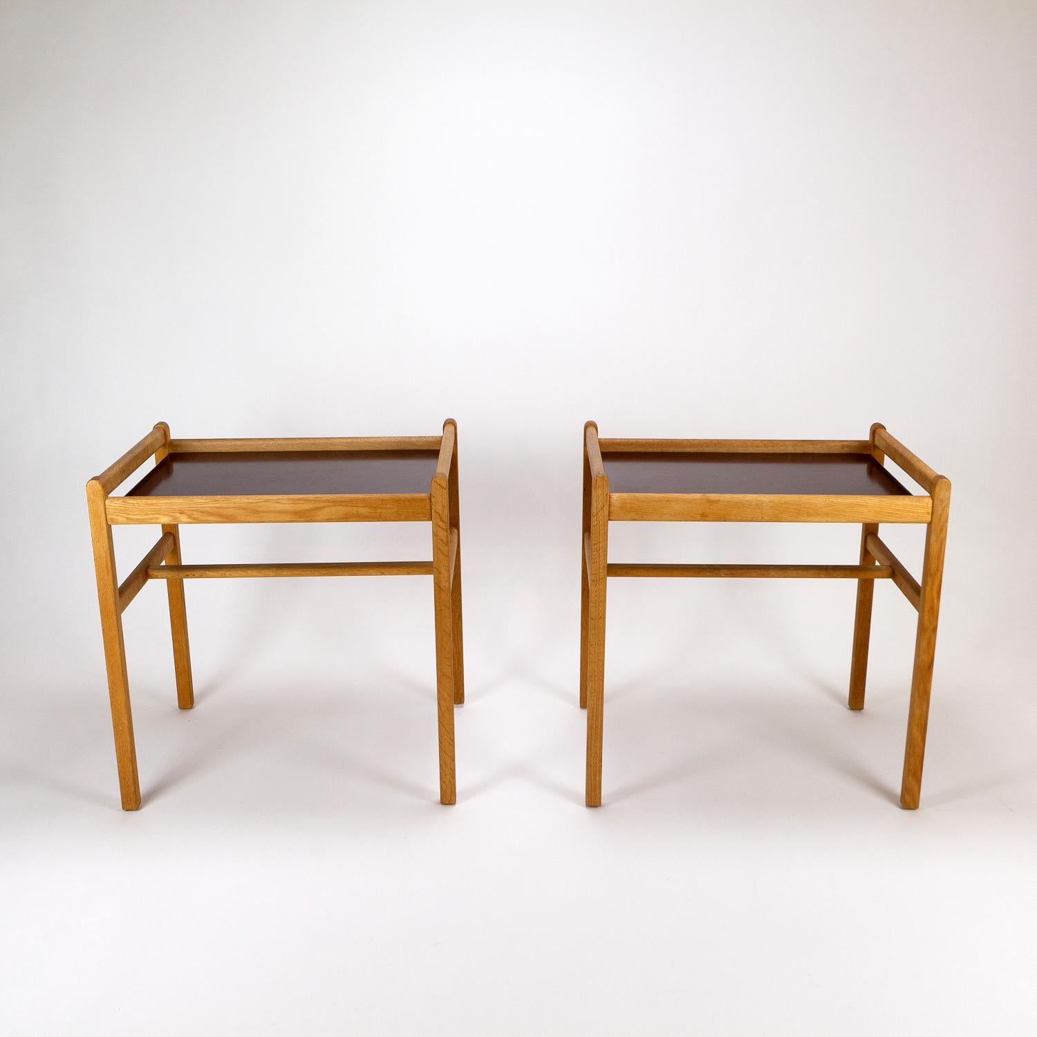 A pair of midcentury Model 5372 oak and lacquered side tables or sofa ends by Børge Mogensen for Fredericia Stolefabrik, Denmark, 1950s. Lacquered tops are colored deep aubergine. A rare find in excellent original condition.

 