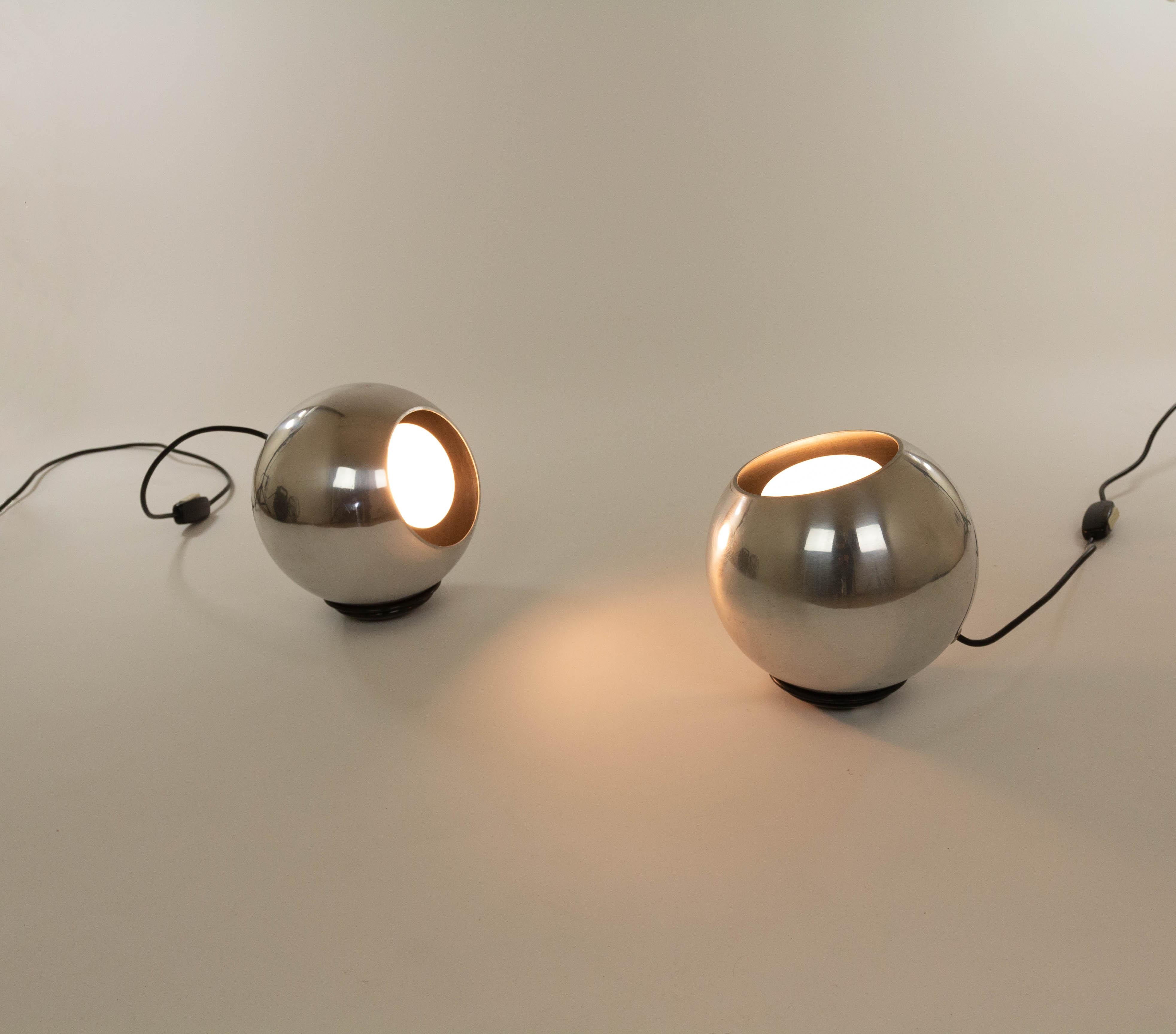 Paire de lampes de table en aluminium poli, modèle 586, conçues en 1962 par Gino Sarfatti pour Arteluce.

Comme le mentionne le catalogue AL Milano : 