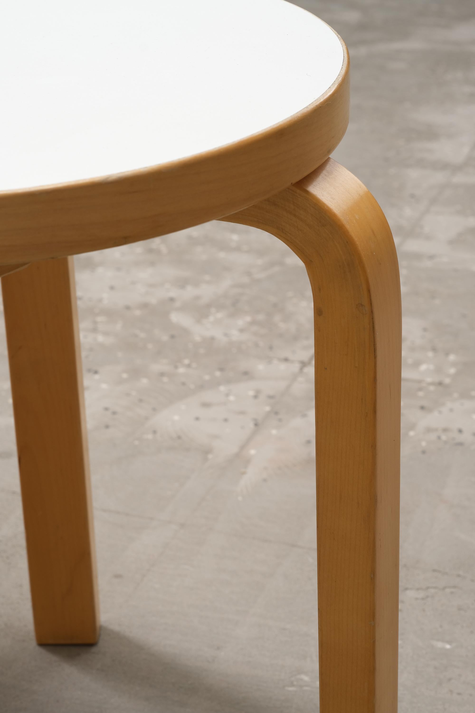 Coppia di sedie Model 65 con seduta in linoleum bianco di Alvar Aalto per Artek in vendita 3