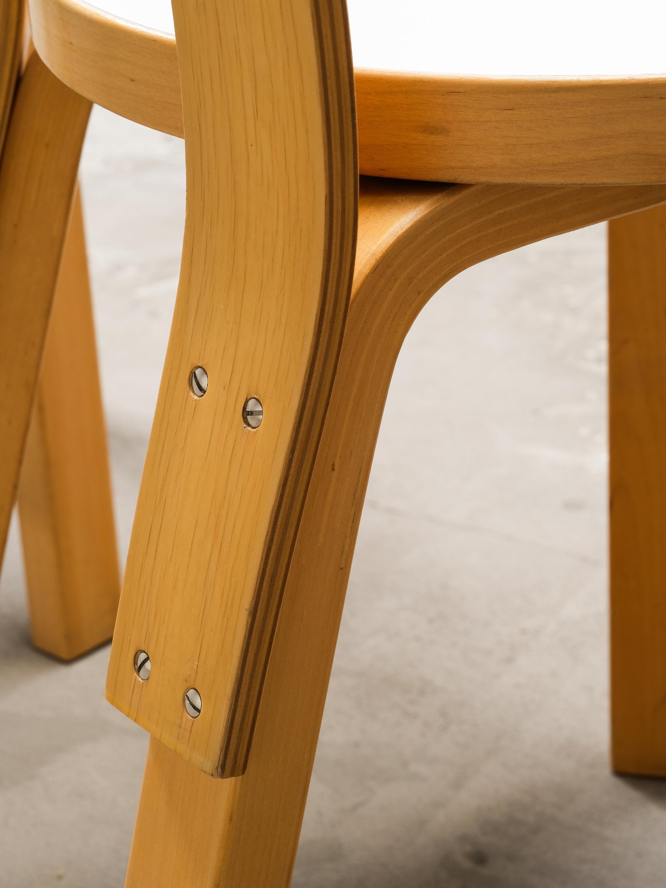Coppia di sedie Model 65 con seduta in linoleum bianco di Alvar Aalto per Artek in vendita 4