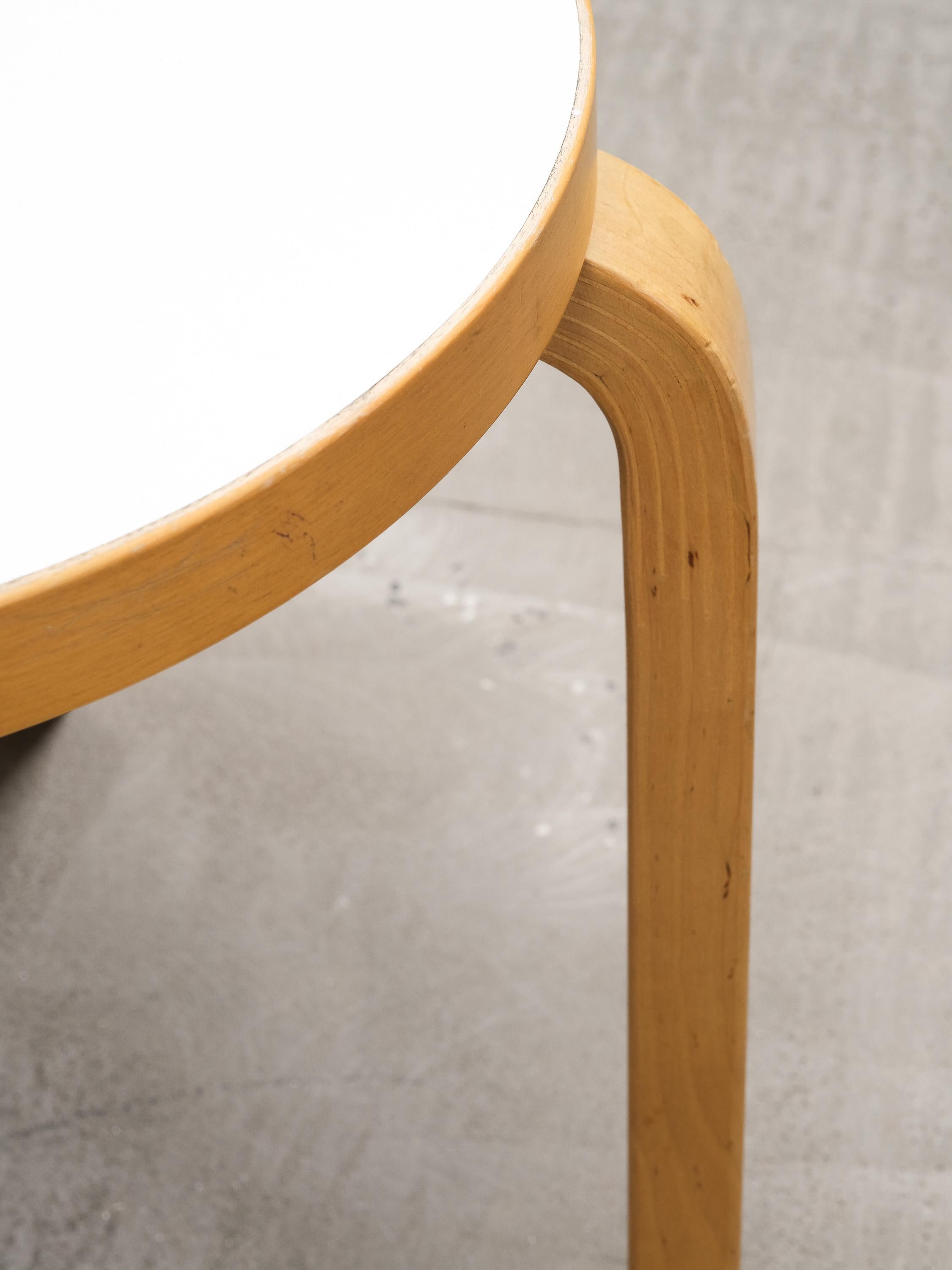 Coppia di sedie Model 65 con seduta in linoleum bianco di Alvar Aalto per Artek in vendita 5