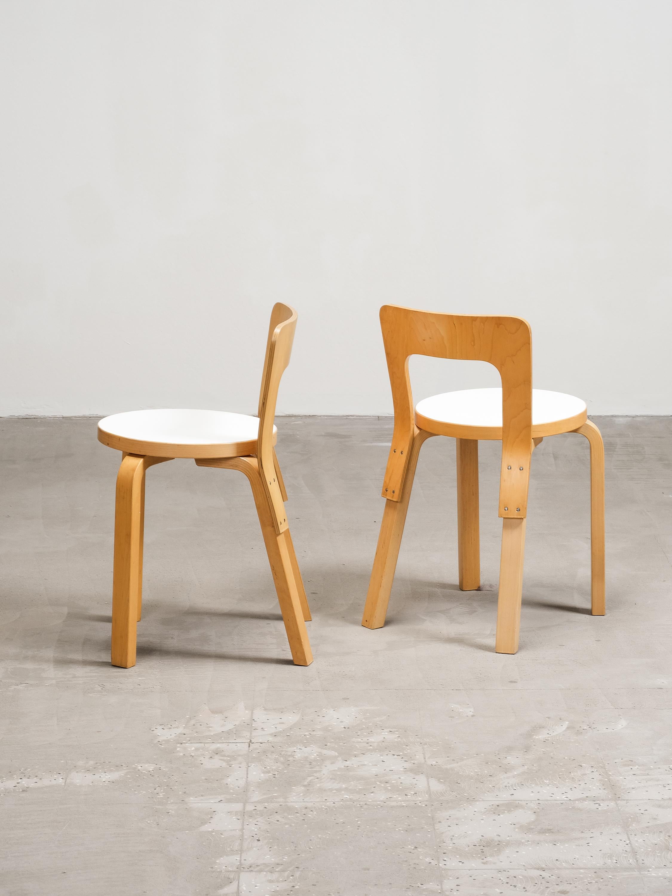 Coppia di sedie Model 65 con seduta in linoleum bianco di Alvar Aalto per Artek in vendita 6