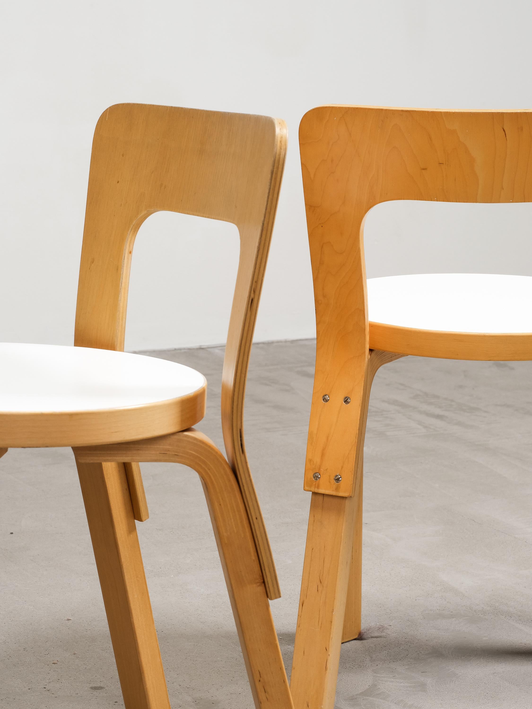 Coppia di sedie Model 65 con seduta in linoleum bianco di Alvar Aalto per Artek in vendita 7