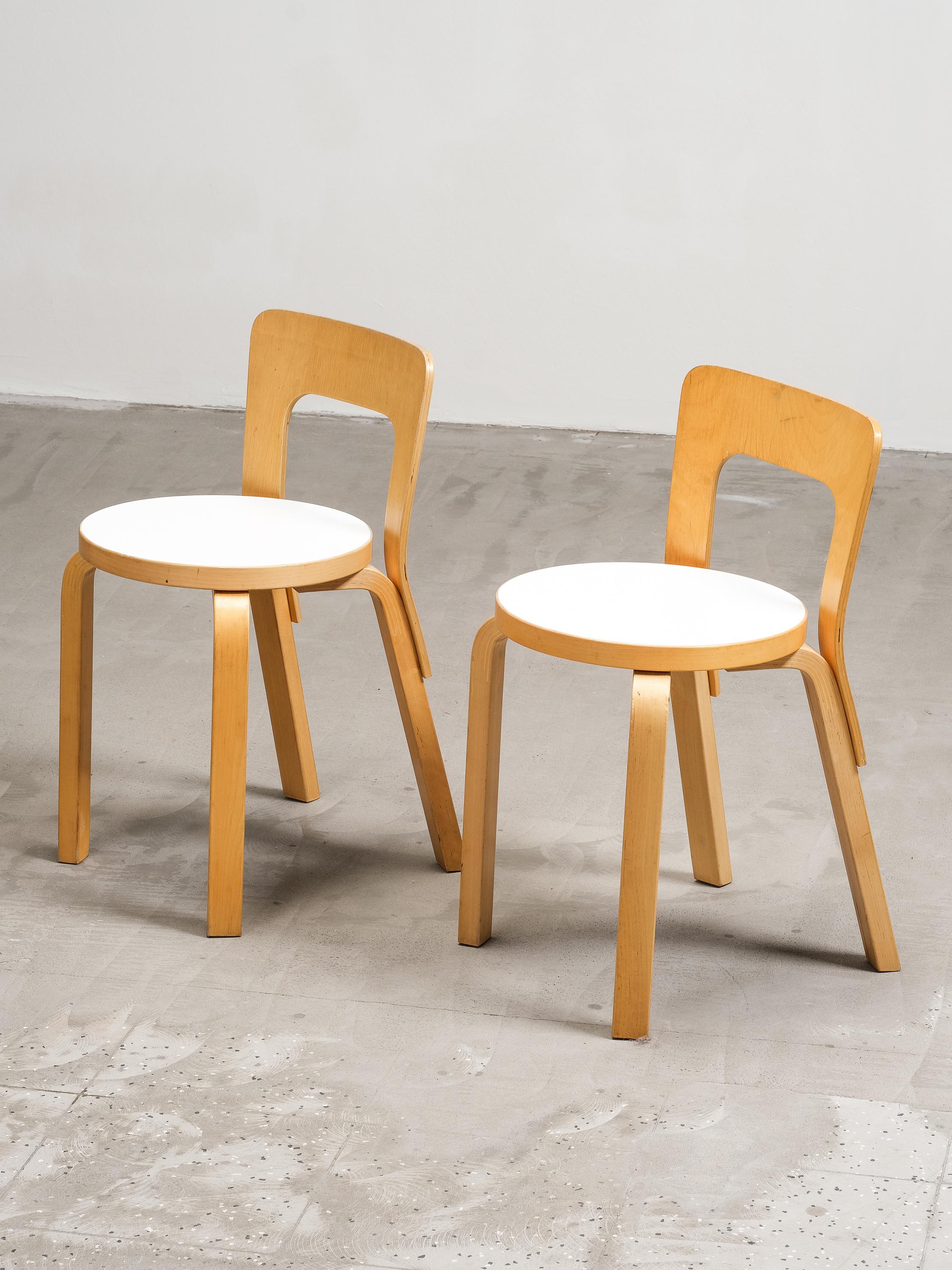 Scandinavo moderno Coppia di sedie Model 65 con seduta in linoleum bianco di Alvar Aalto per Artek in vendita