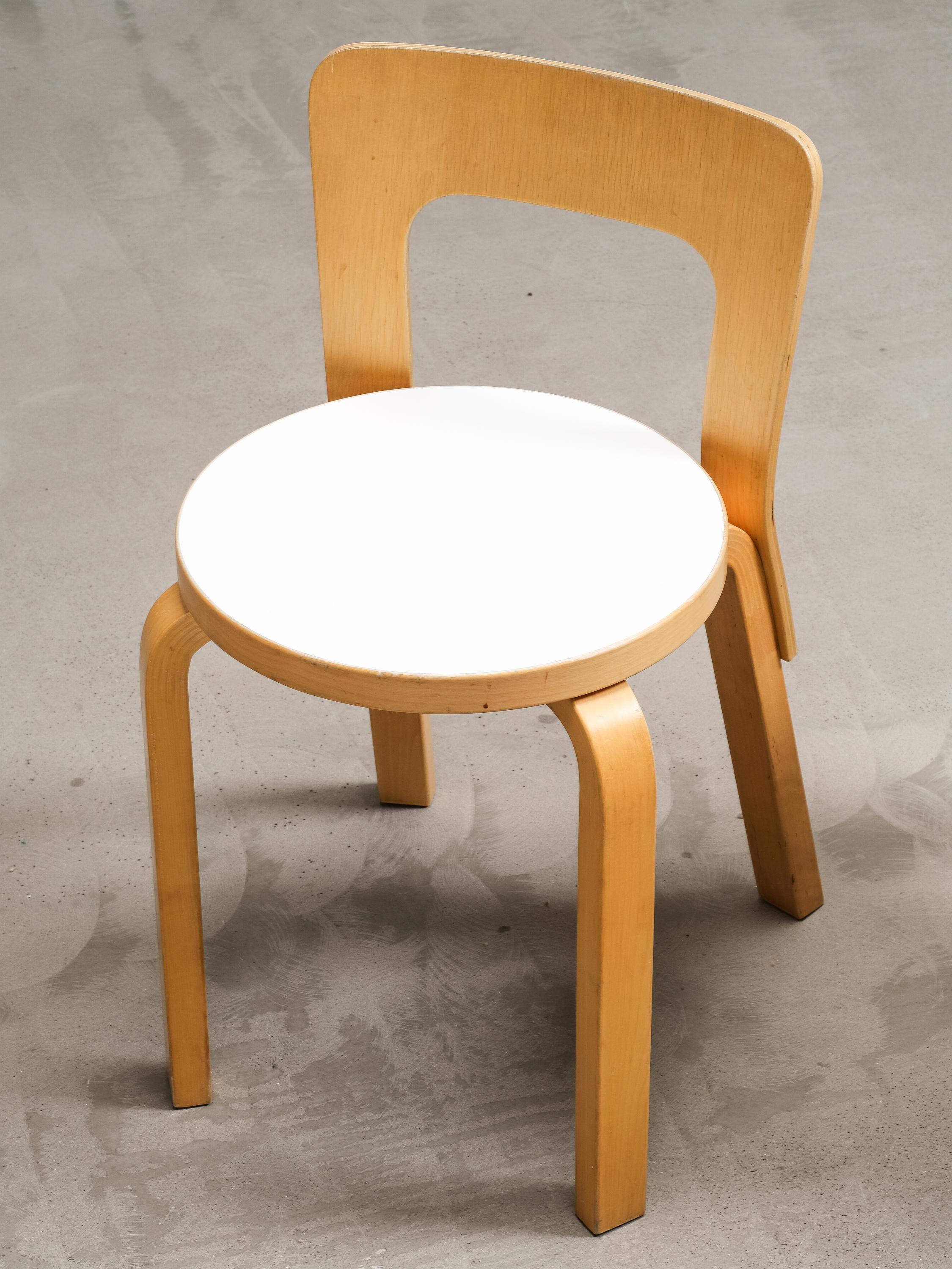 Finlandese Coppia di sedie Model 65 con seduta in linoleum bianco di Alvar Aalto per Artek in vendita