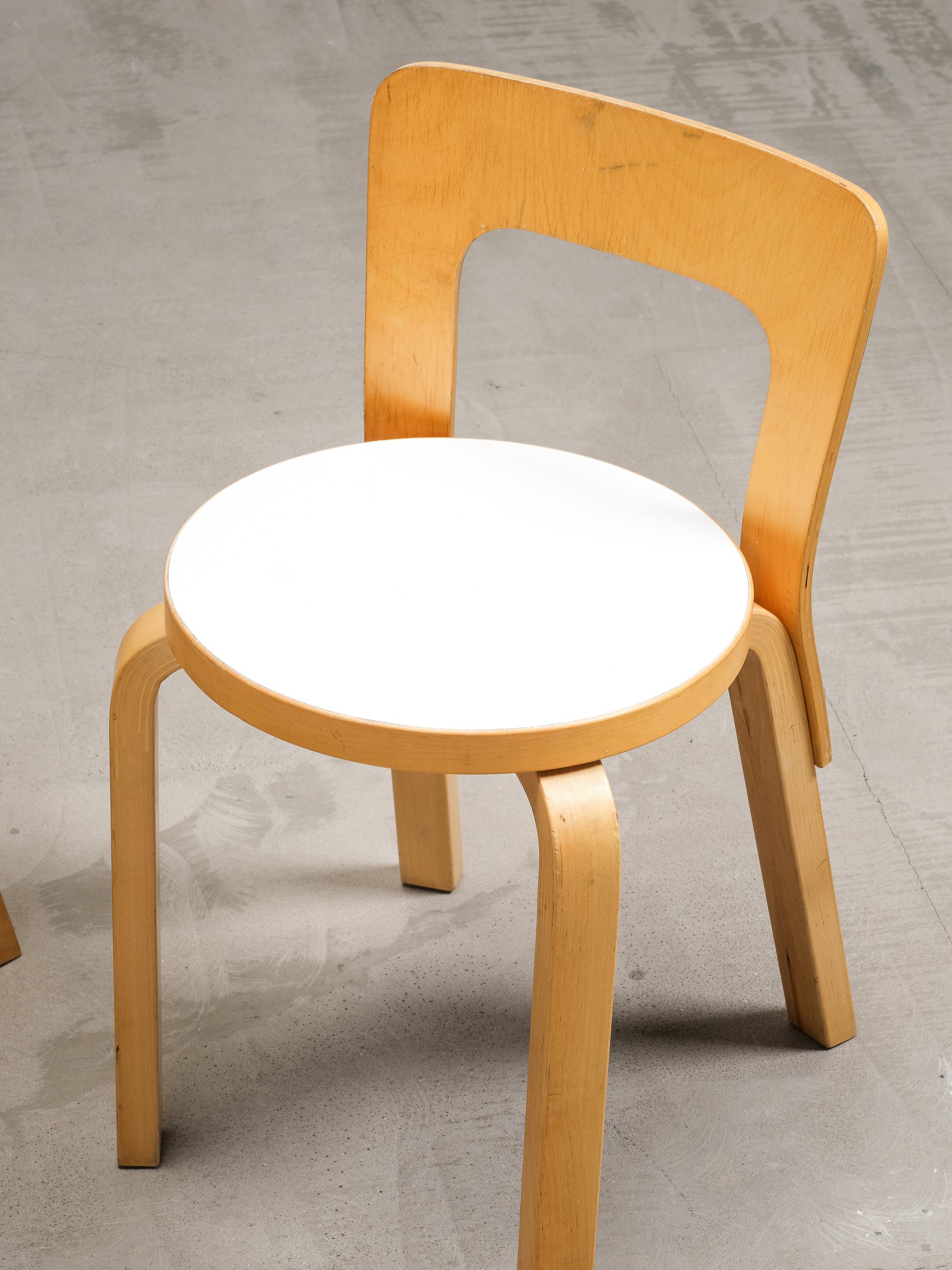 Coppia di sedie Model 65 con seduta in linoleum bianco di Alvar Aalto per Artek In condizioni buone in vendita a Karis, Nyland