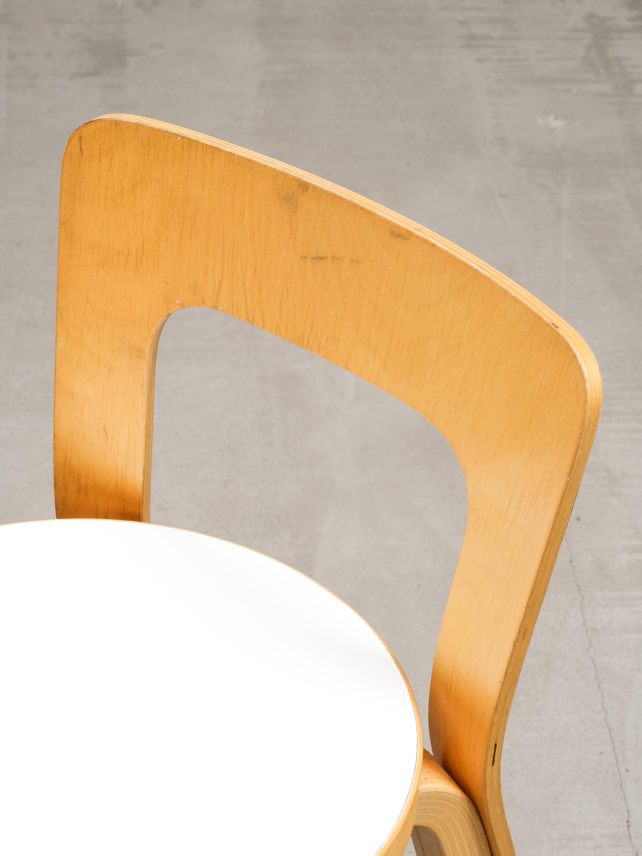 XX secolo Coppia di sedie Model 65 con seduta in linoleum bianco di Alvar Aalto per Artek in vendita