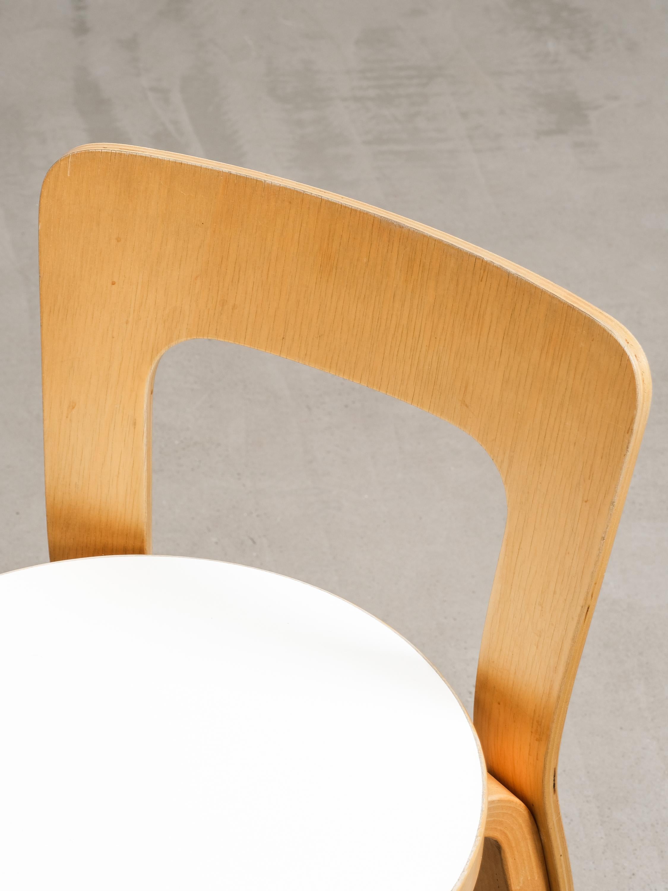 Betulla Coppia di sedie Model 65 con seduta in linoleum bianco di Alvar Aalto per Artek in vendita