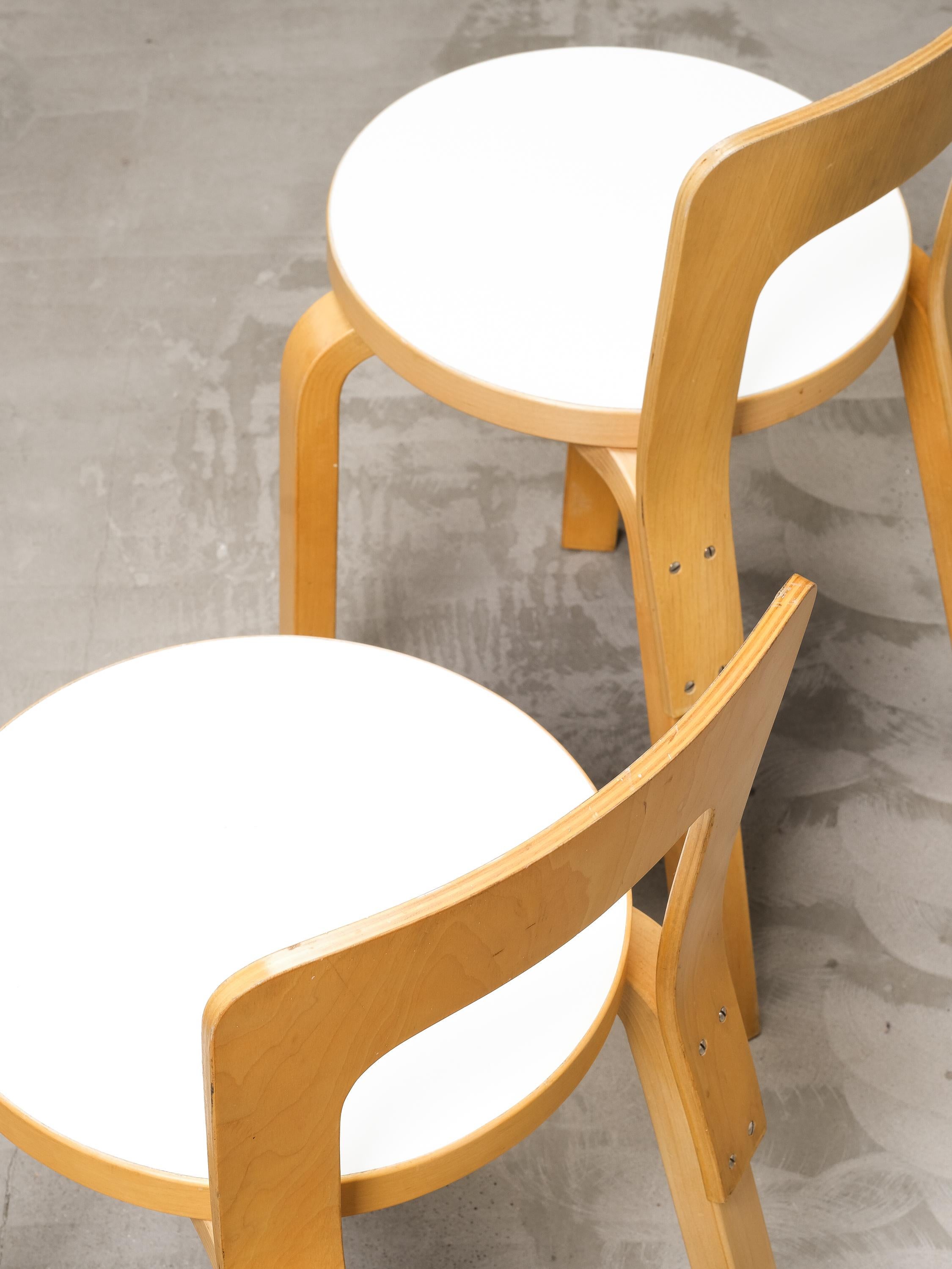Coppia di sedie Model 65 con seduta in linoleum bianco di Alvar Aalto per Artek in vendita 1