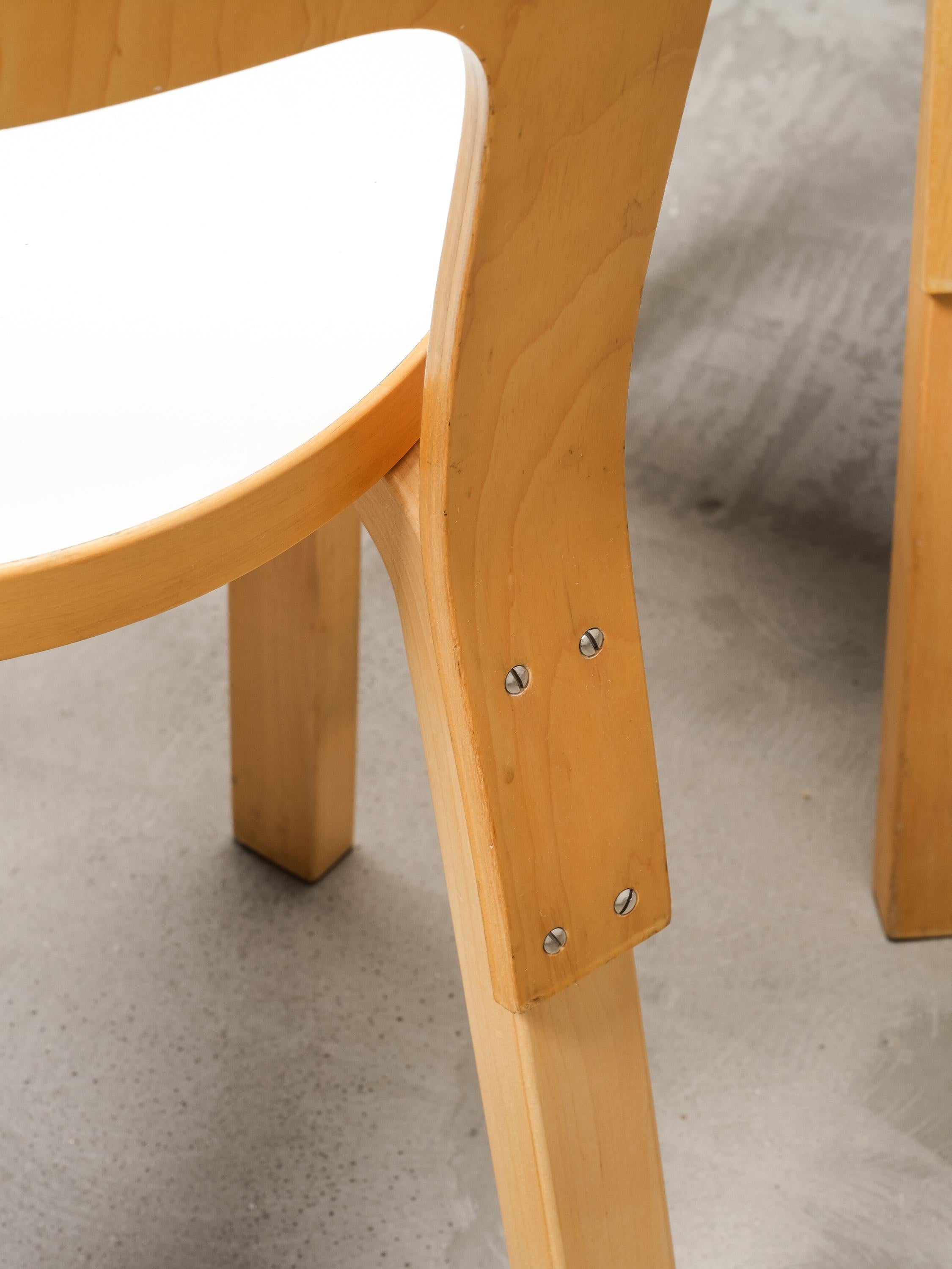 Coppia di sedie Model 65 con seduta in linoleum bianco di Alvar Aalto per Artek in vendita 2