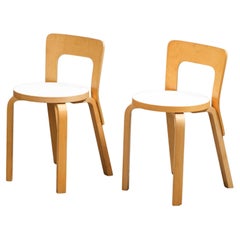 Coppia di sedie Model 65 con seduta in linoleum bianco di Alvar Aalto per Artek