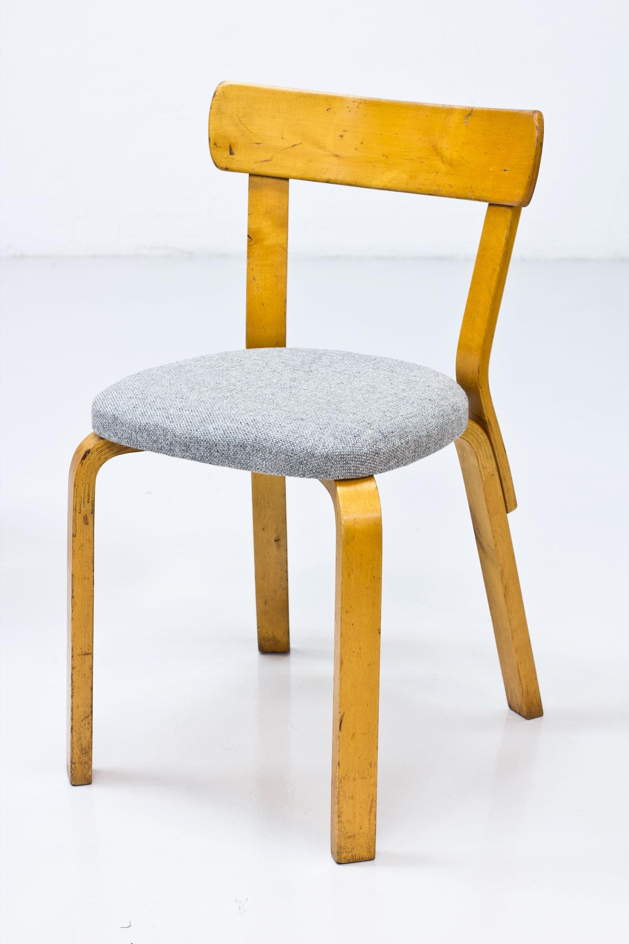 Scandinavian Modern Pair of Model 69 Chairs by Alvar Aalto
