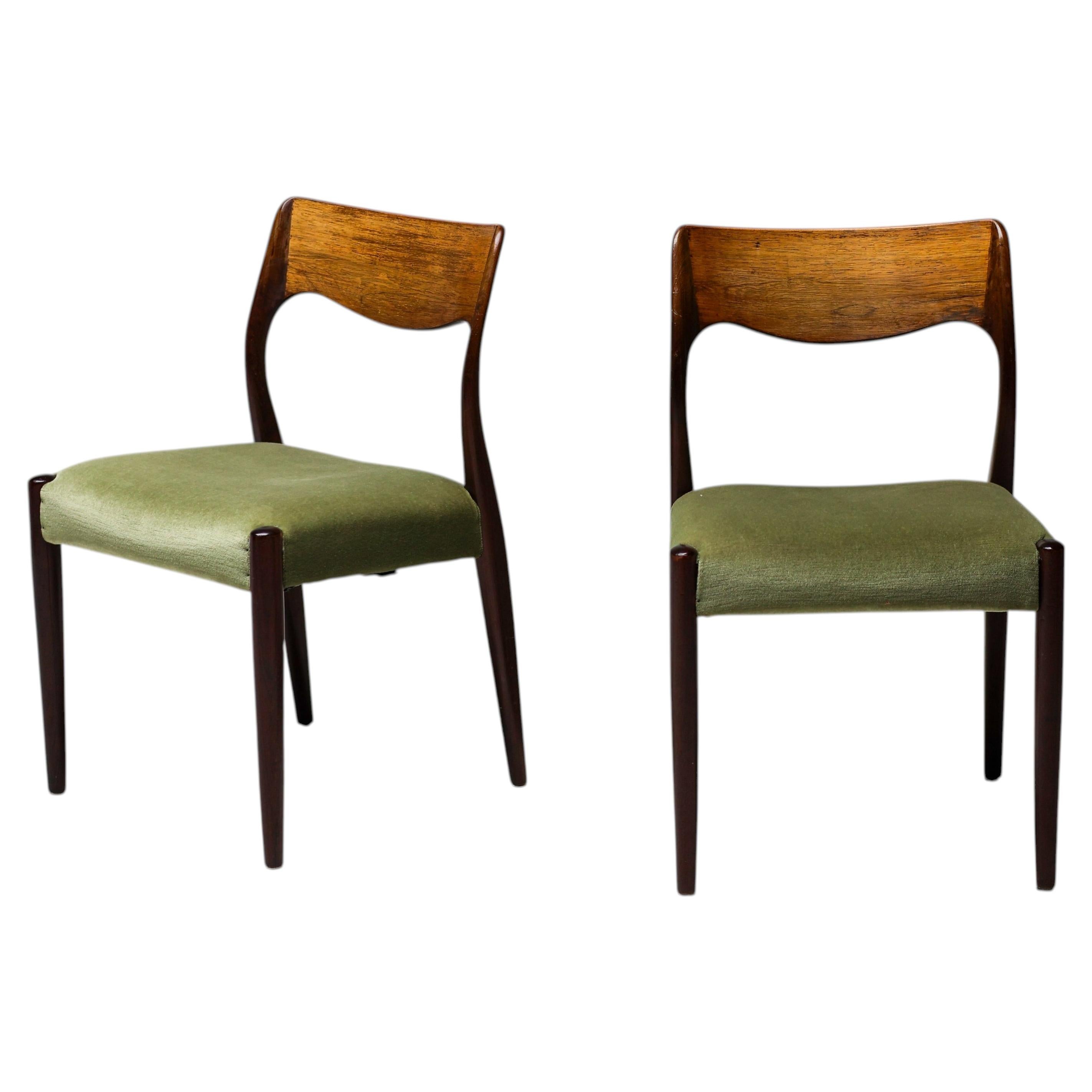 Coppia di sedie Model #71 di Niels Møller in teak e velluto verde muschio, 1960 in vendita