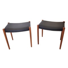 Pareja de taburetes Modelo 80A de teca con asiento de cuero negro de Niels Otto Møller