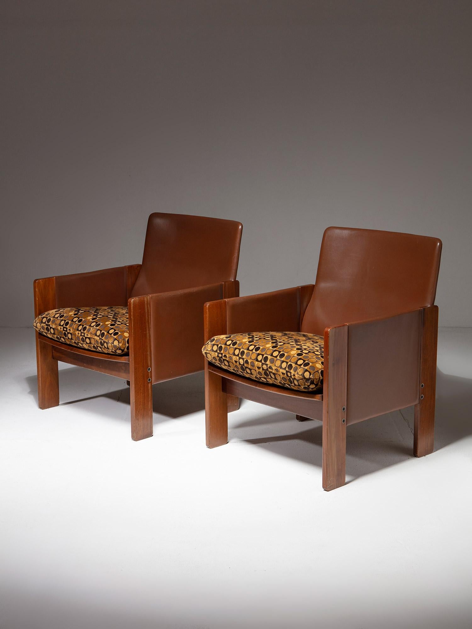 Pareja de tumbonas modelo 917 de Tobia Scarpa para Cassina.
Estructura de madera con revestimiento de piel y cojines móviles de tela.