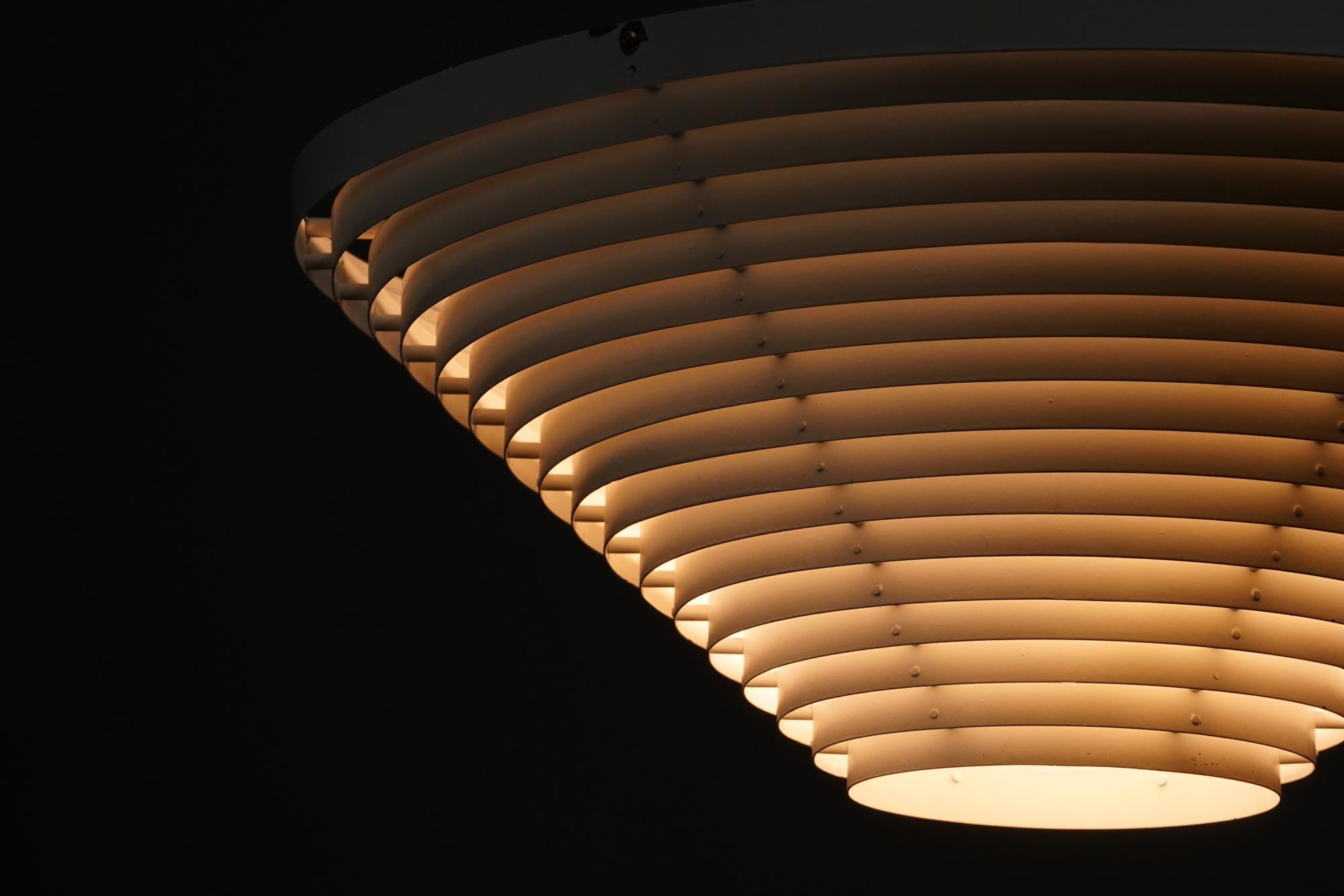 Paire d'encastrés modèle A622A, conçus par Alvar Aalto, fabriqués par Valaistustyö, années 1950. Cadre en métal avec détails en verre. Bon état vintage, patine mineure compatible avec l'âge et le Sue. Les montures encastrées sont vendues par jeu.