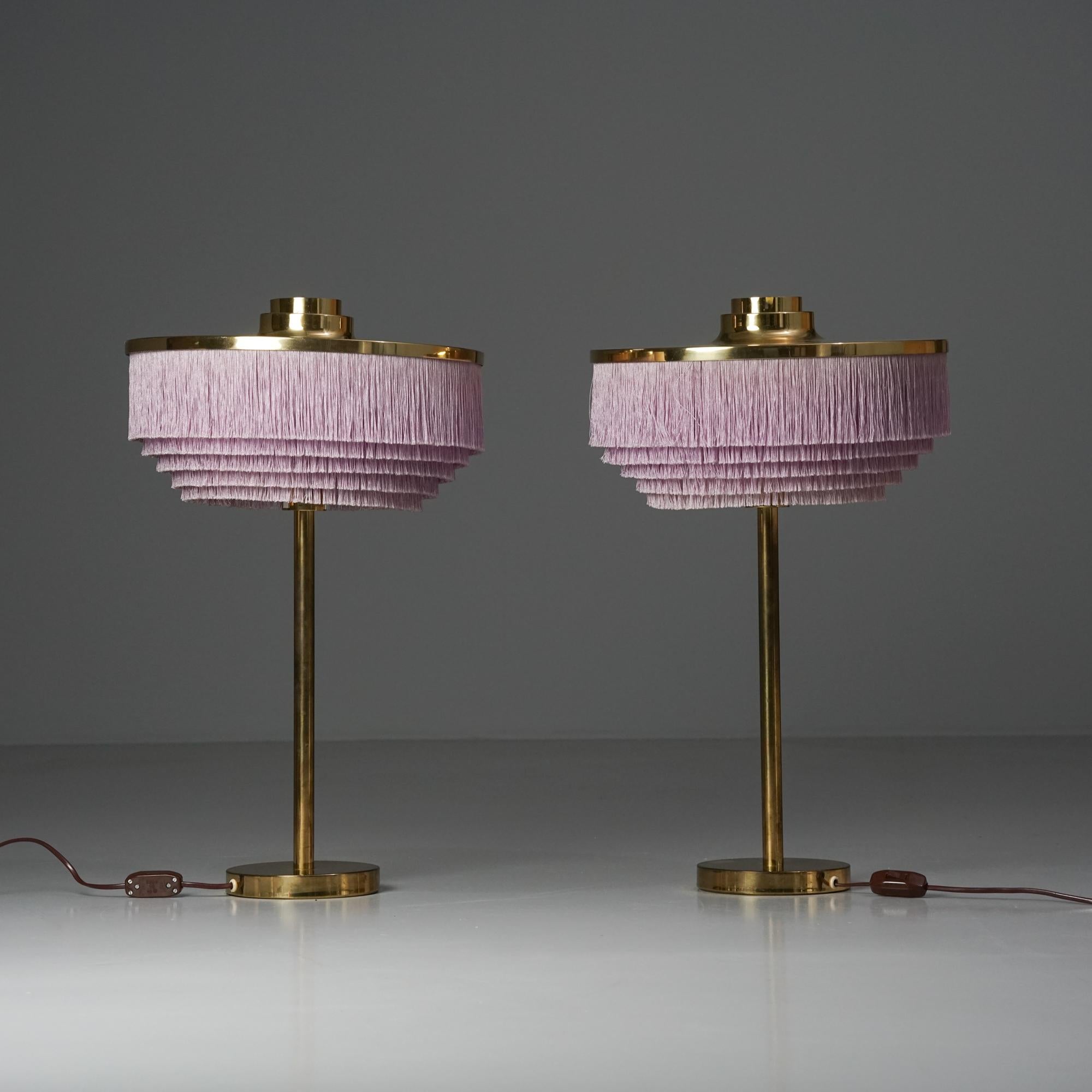 Pareja de lámparas de mesa modelo B-138, diseñadas por Hans-Agne Jakobsson, fabricadas por AB Markaryd, años sesenta. Marco de latón, flecos de cuerda violeta. Al encender las lámparas, el color de los flecos es más rosado. Buen estado vintage,