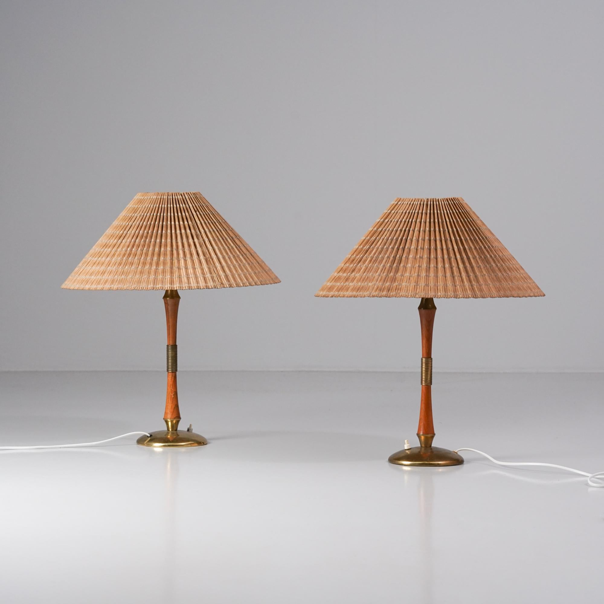 Paire de lampes de table modèle EV 47, fabriquées par Itsu Oy (Itä-Suomen Sähkö Oy), milieu du 20e siècle. Cadre en laiton et teck avec abat-jour en bois. Marqué. Bon état vintage, patine mineure correspondant à l'âge et à l'utilisation. 
