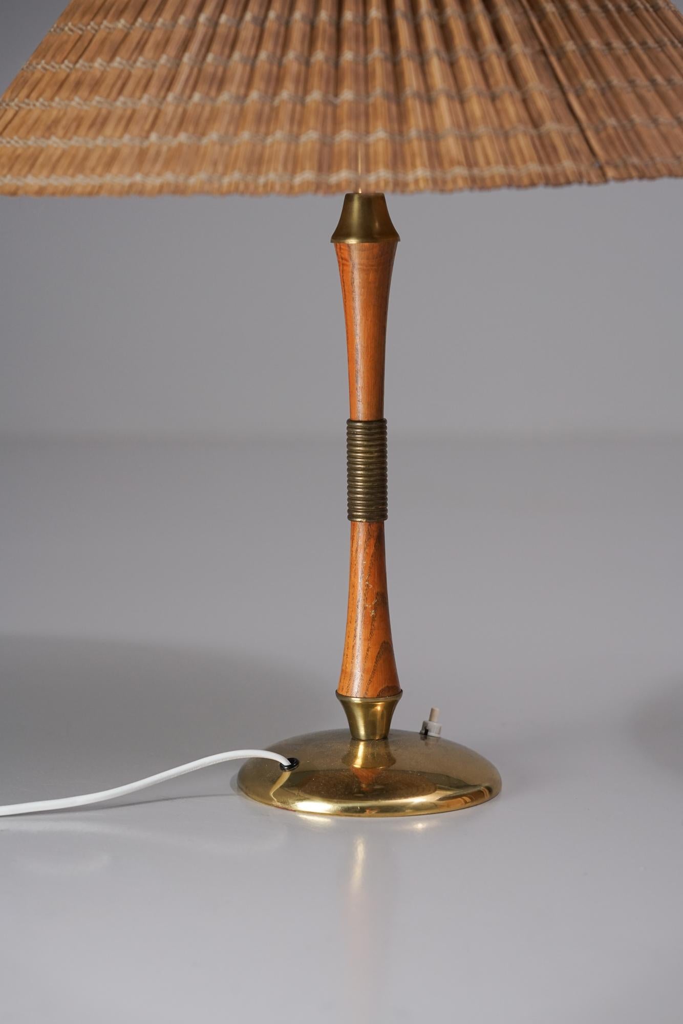 Scandinave moderne Paire de lampes de table Model No 47, Itsu, milieu du XXe siècle en vente