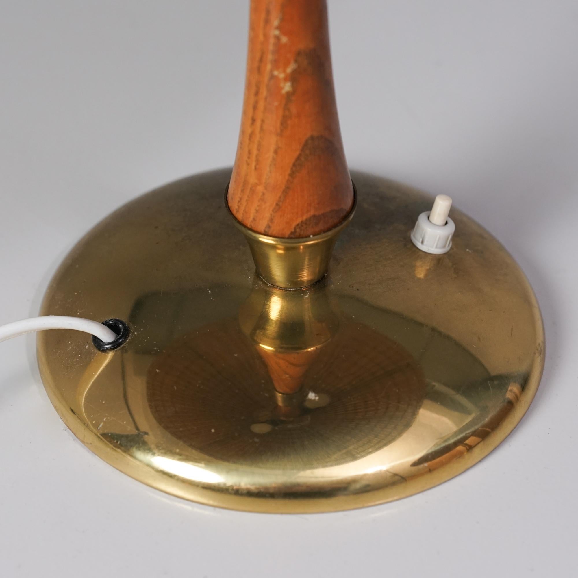 Paire de lampes de table Model No 47, Itsu, milieu du XXe siècle Bon état - En vente à Helsinki, Uusimaa