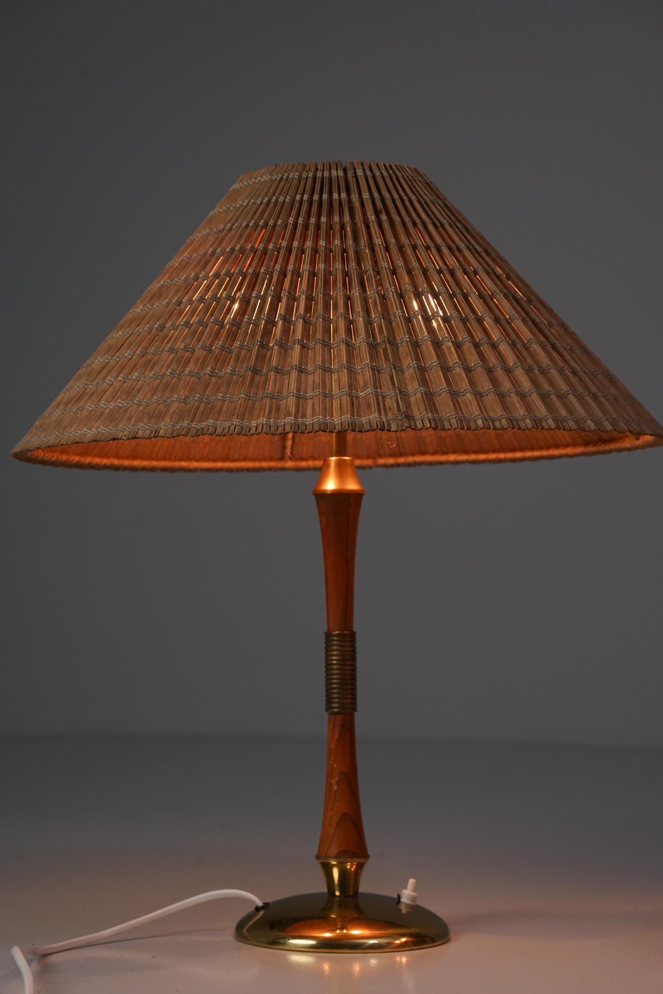 Laiton Paire de lampes de table Model No 47, Itsu, milieu du XXe siècle en vente