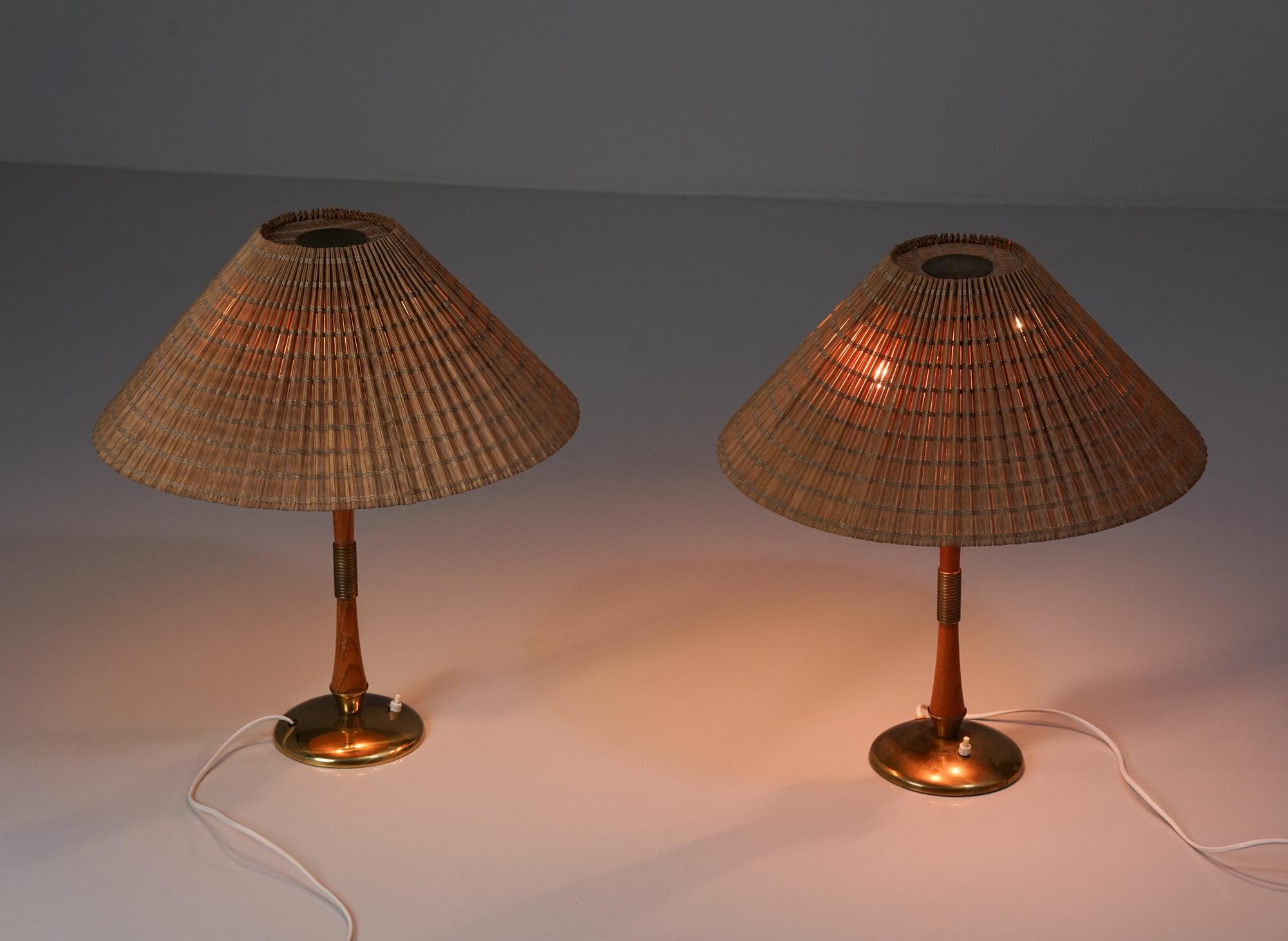 Paire de lampes de table Model No 47, Itsu, milieu du XXe siècle en vente 1