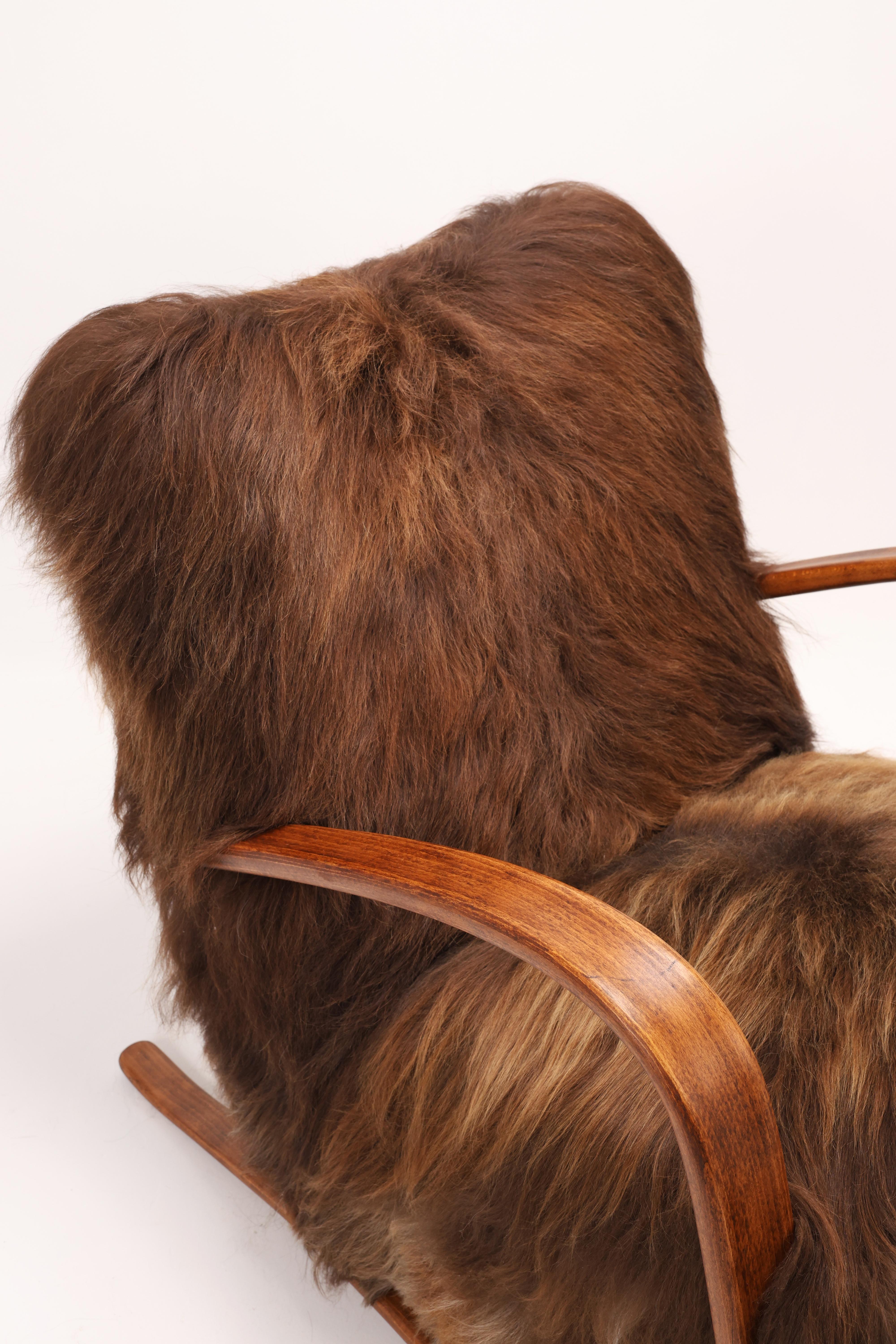 Coppia di poltrone modello H-269 di Jindřich Halabala in lana di pecora islandese in vendita 2