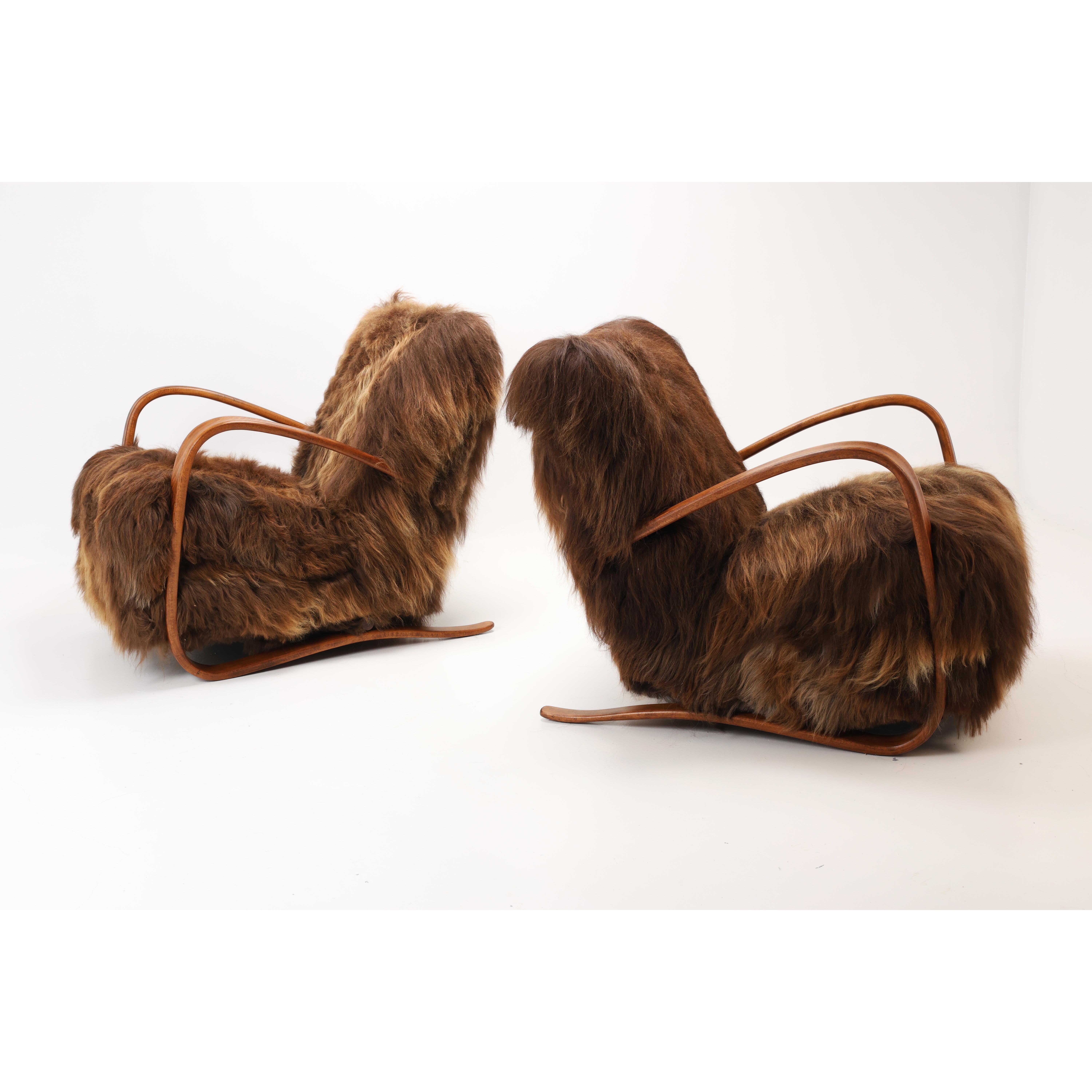Coppia di poltrone modello H-269 di Jindřich Halabala in lana di pecora islandese in vendita 6