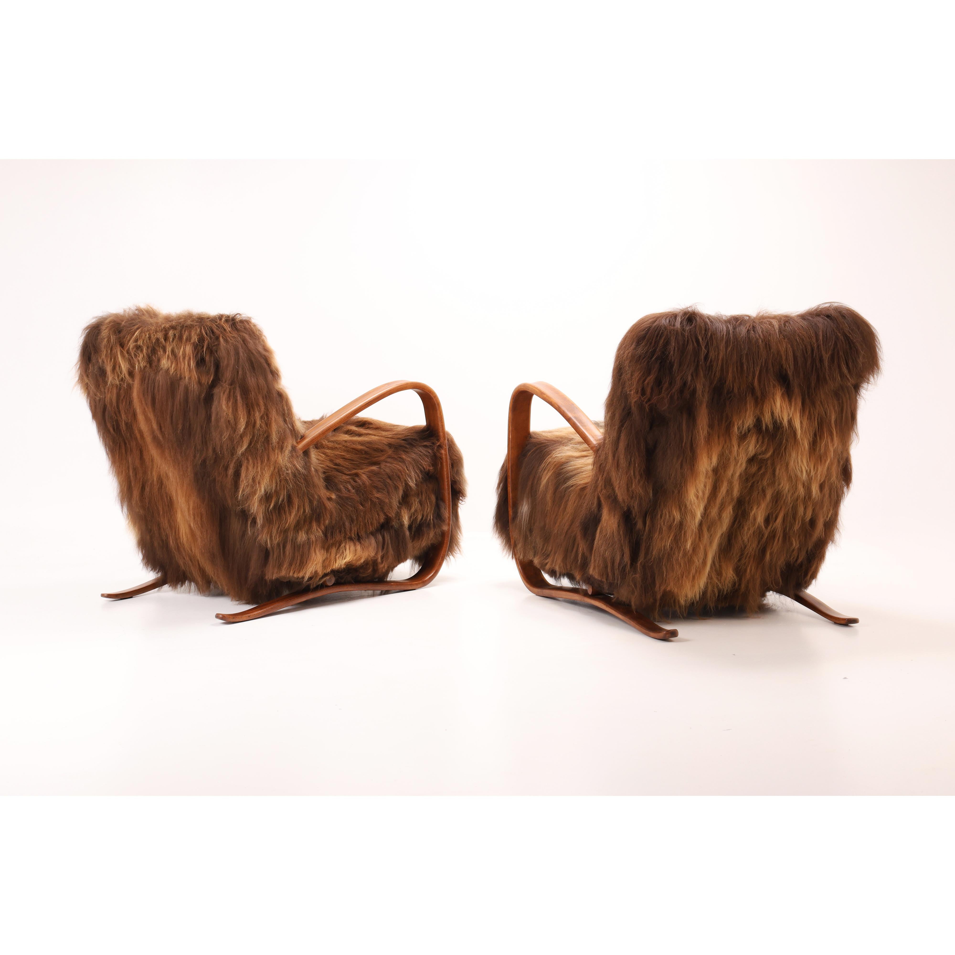 Coppia di poltrone modello H-269 di Jindřich Halabala in lana di pecora islandese in vendita 7