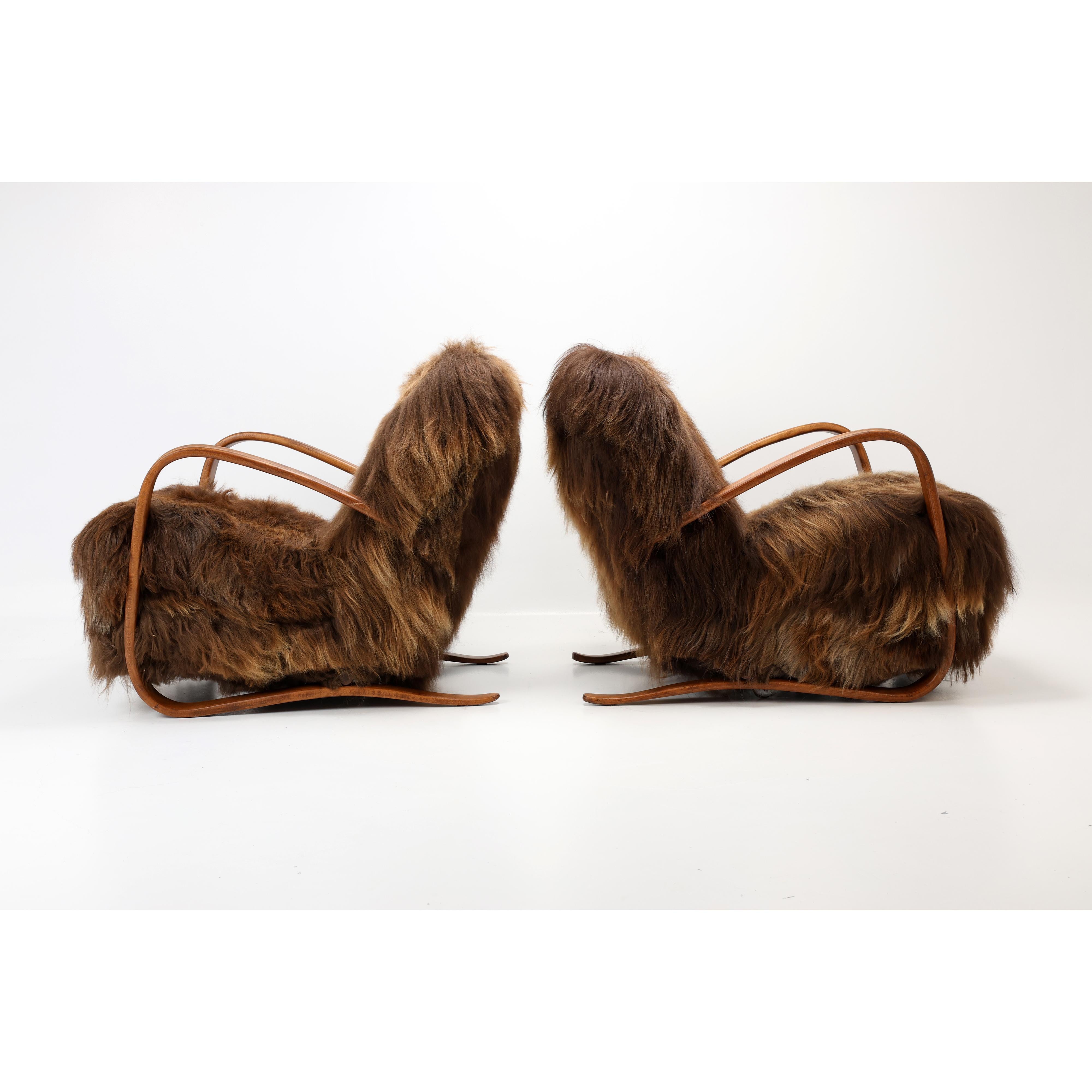 Coppia di poltrone modello H-269 di Jindřich Halabala in lana di pecora islandese in vendita 10