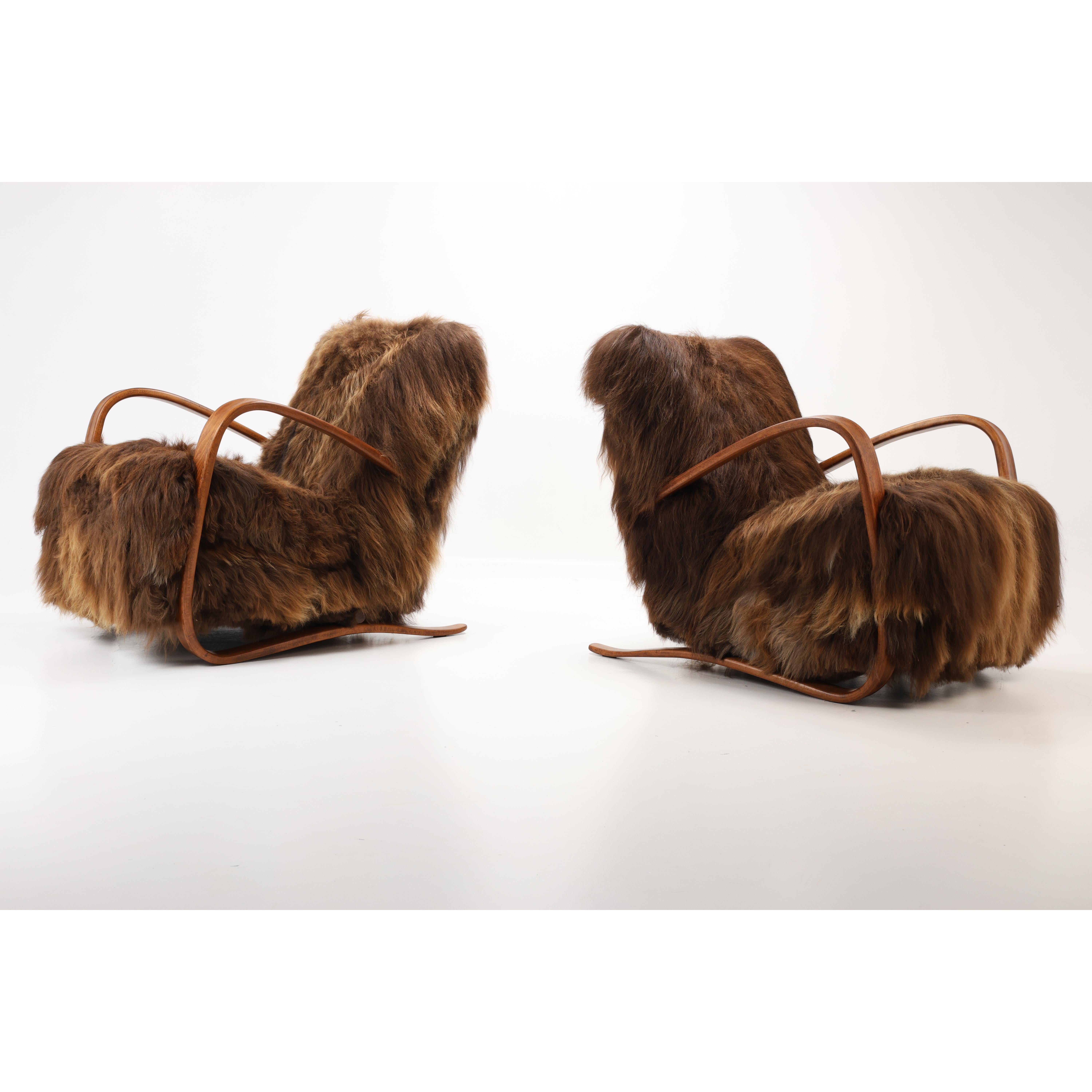 Coppia di poltrone modello H-269 di Jindřich Halabala in lana di pecora islandese in vendita 11