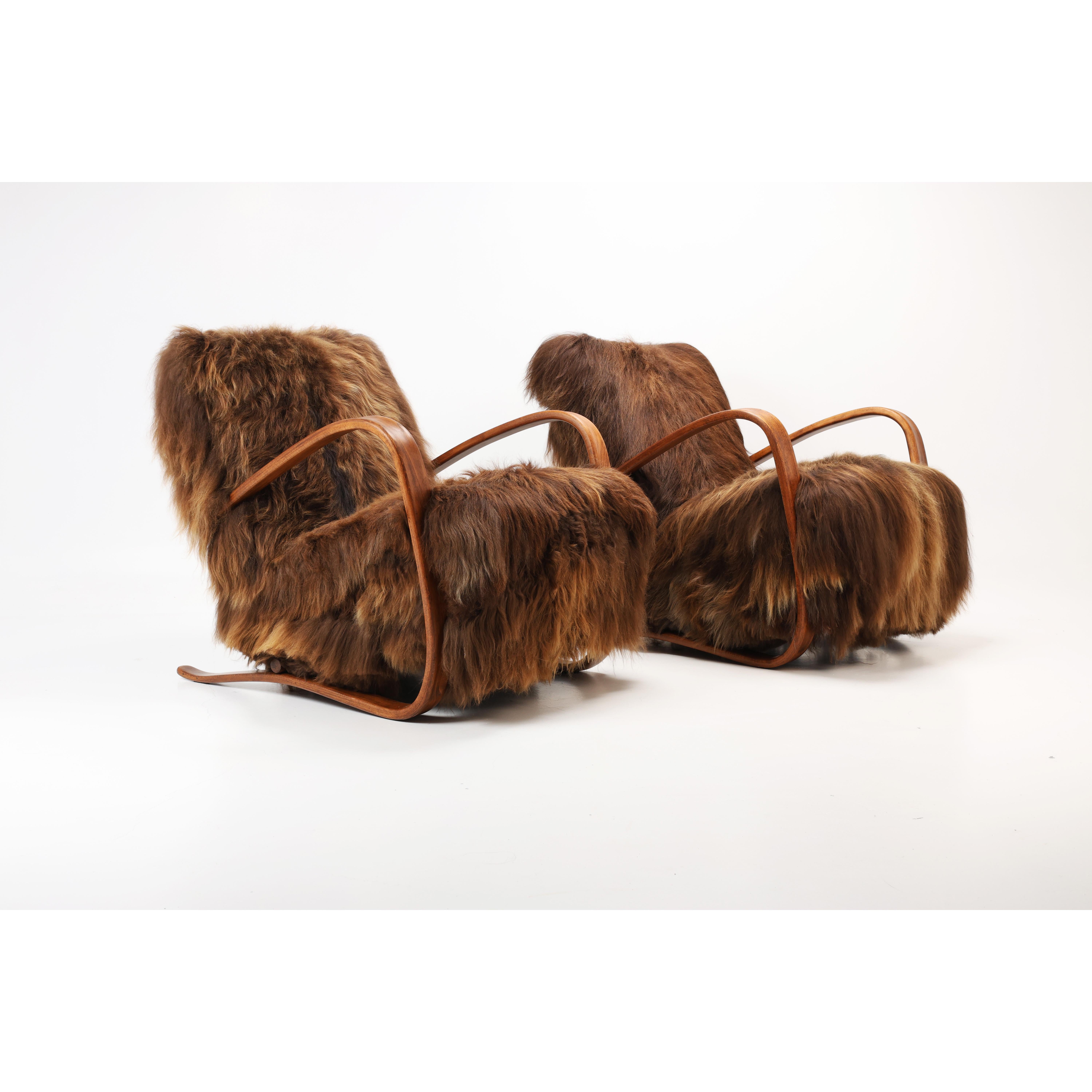 Mid-Century moderno Coppia di poltrone modello H-269 di Jindřich Halabala in lana di pecora islandese in vendita