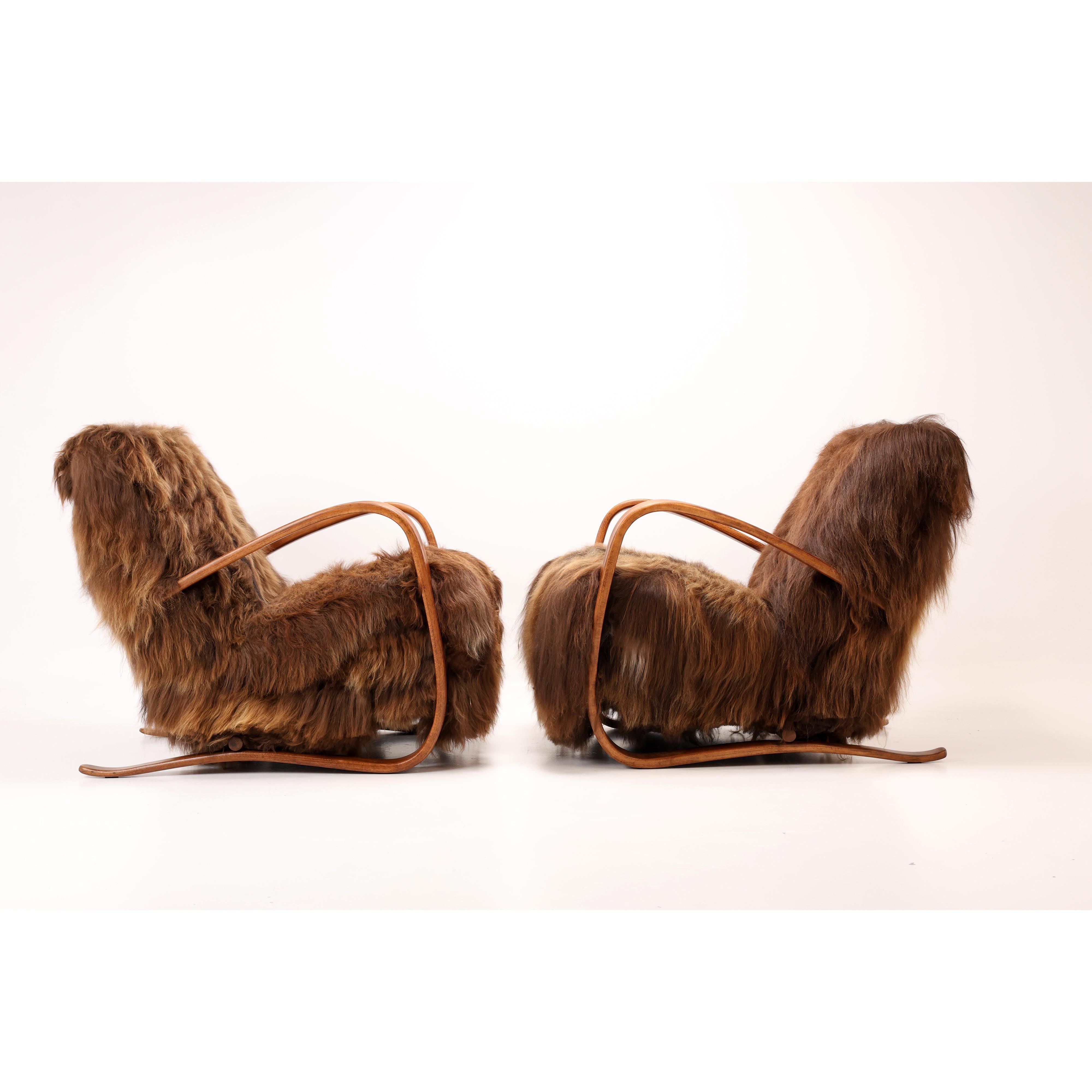 A olio Coppia di poltrone modello H-269 di Jindřich Halabala in lana di pecora islandese in vendita