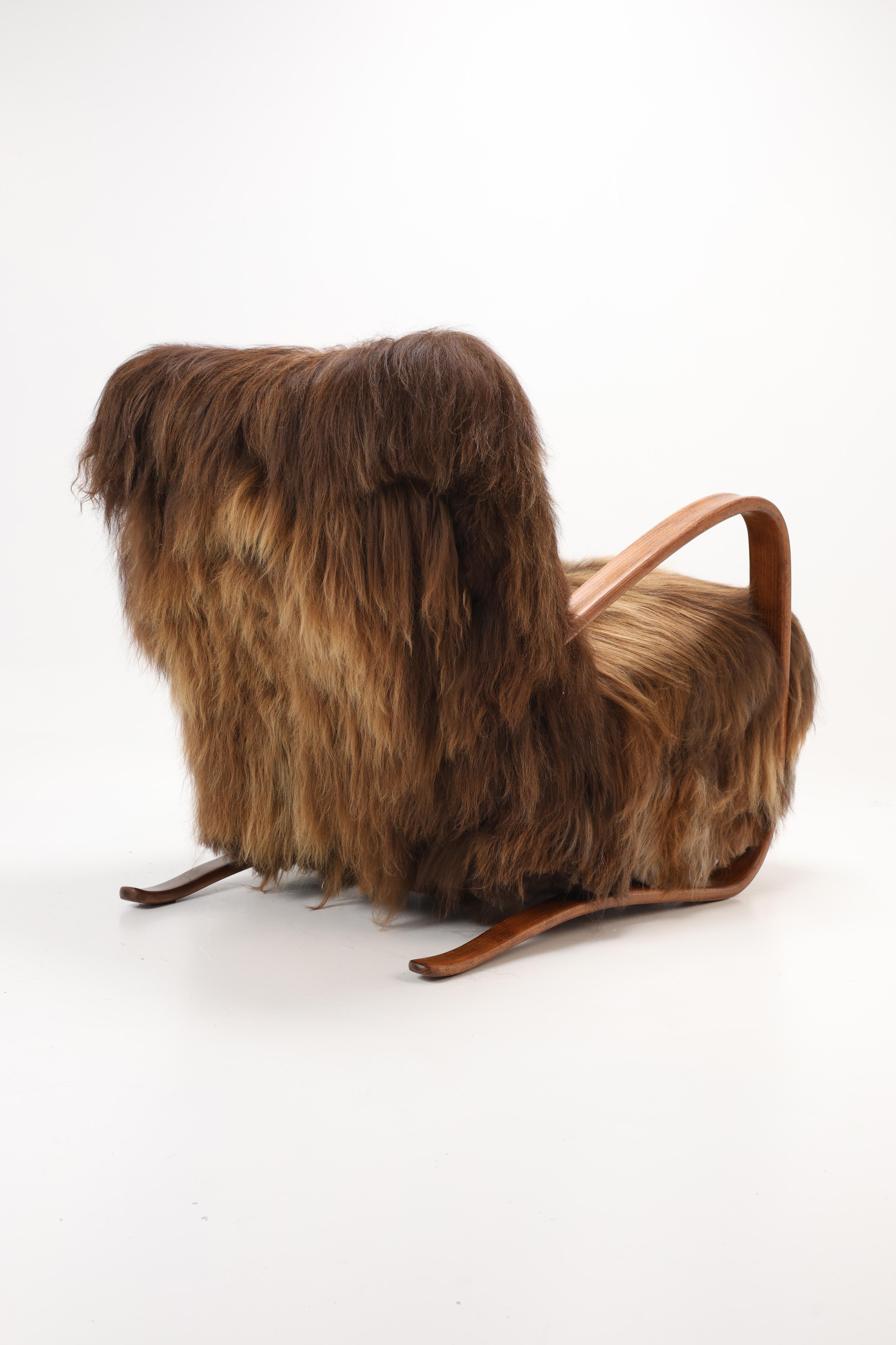 XX secolo Coppia di poltrone modello H-269 di Jindřich Halabala in lana di pecora islandese in vendita