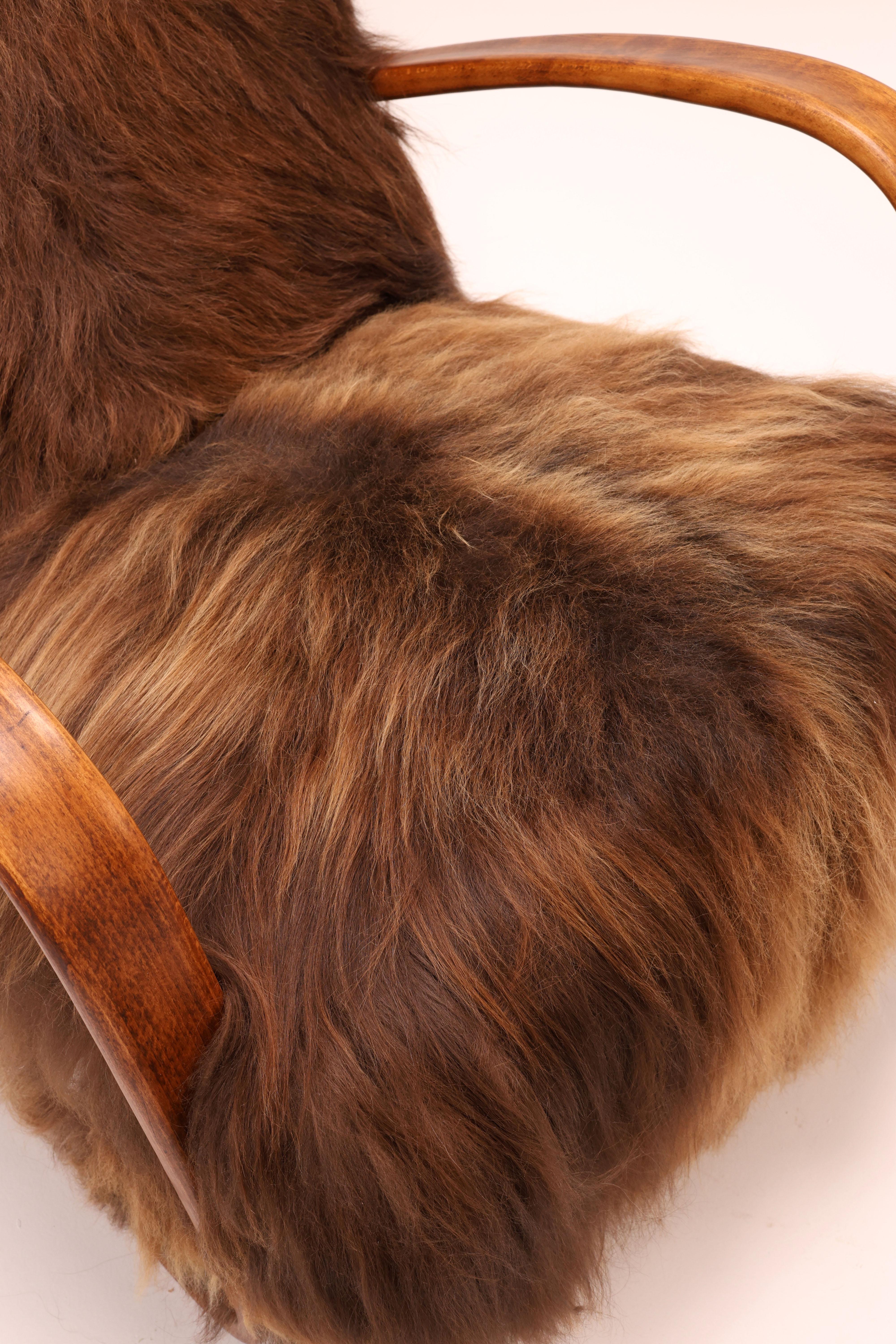 Coppia di poltrone modello H-269 di Jindřich Halabala in lana di pecora islandese in vendita 1