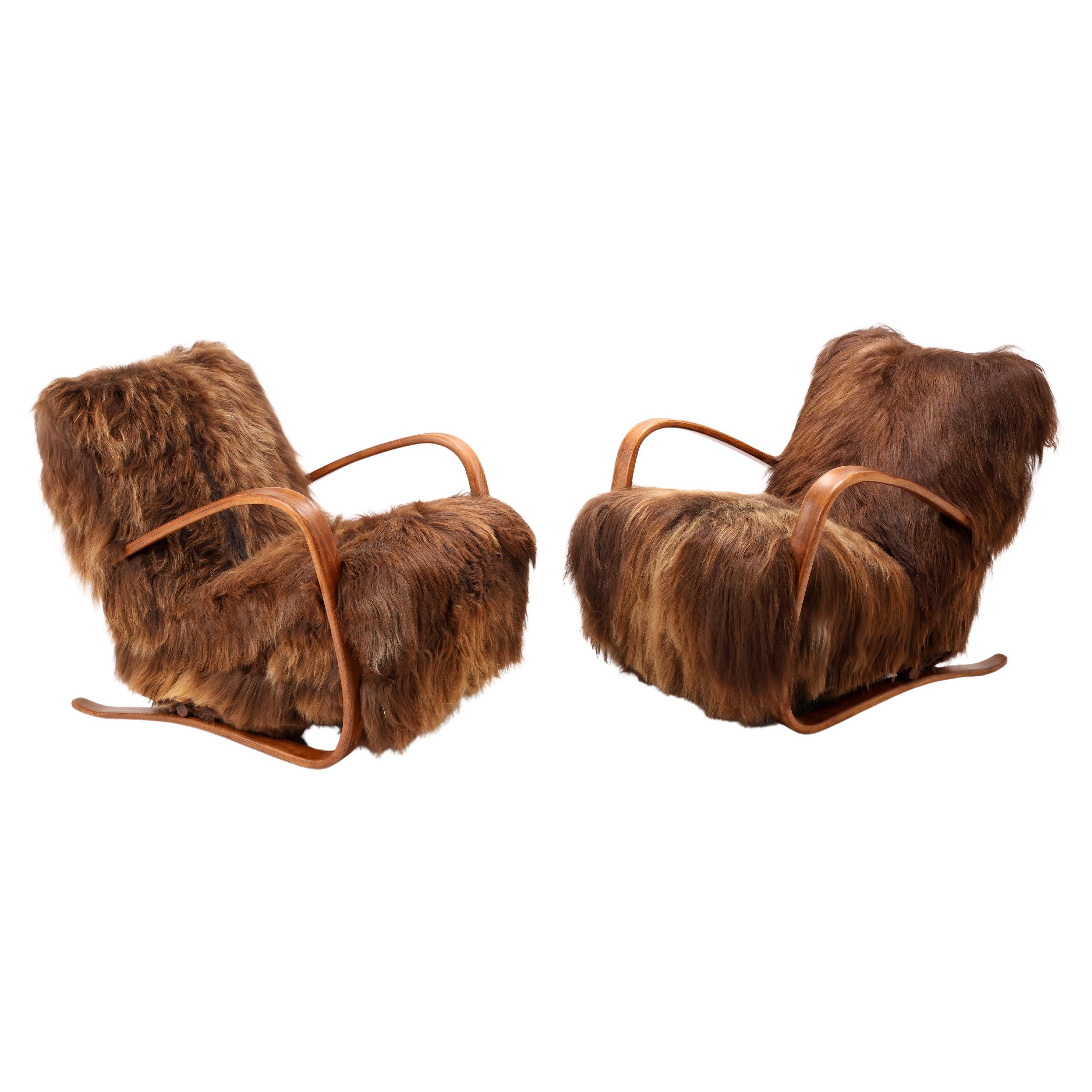 Coppia di poltrone modello H-269 di Jindřich Halabala in lana di pecora islandese in vendita