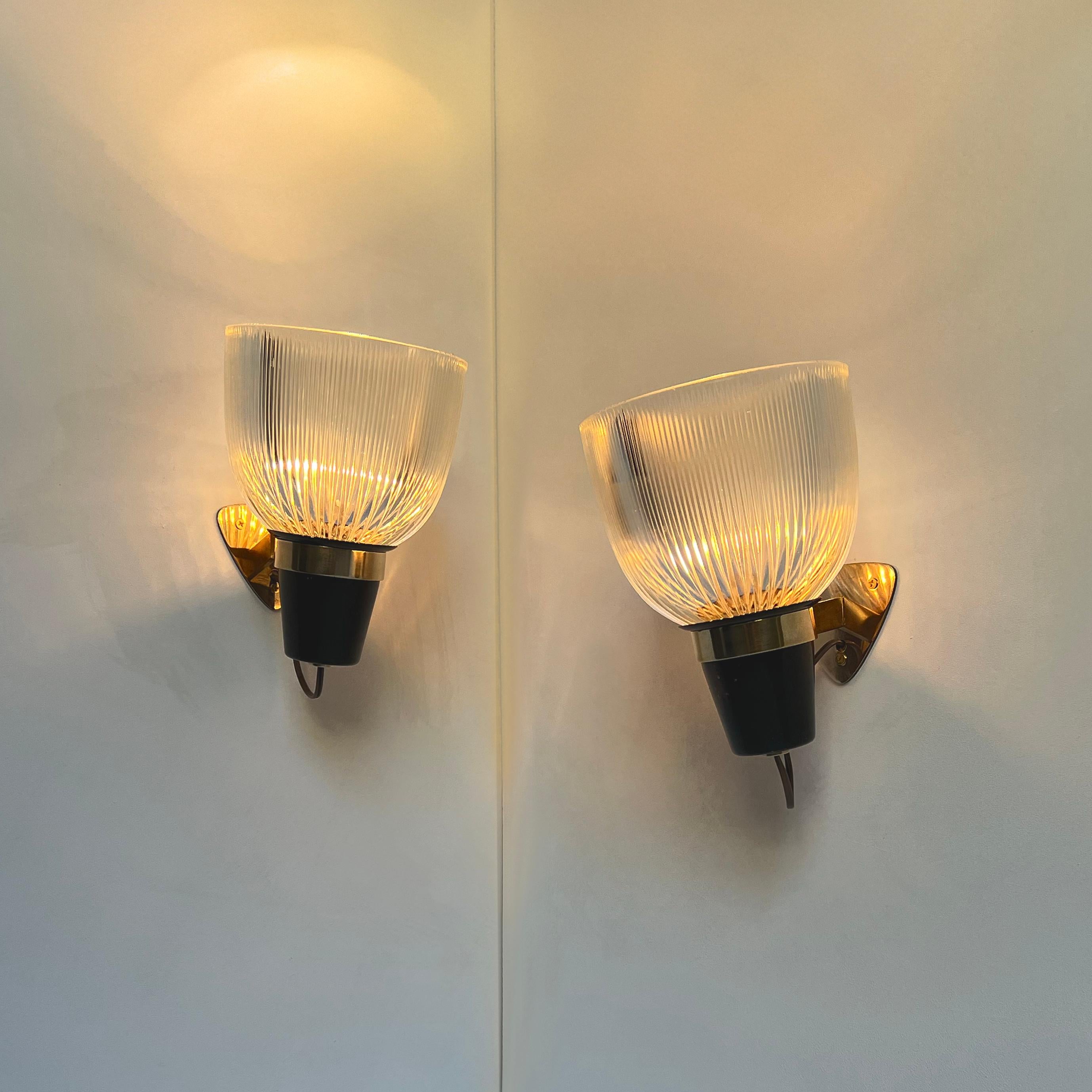 Lampada da parete LP5 di Ignazio Gardella degli anni '50 per Azucena. Queste iconiche applique sono realizzate in vetro opalino pressato, metallo verniciato nero e ottone. Presentano il timbro del produttore, 