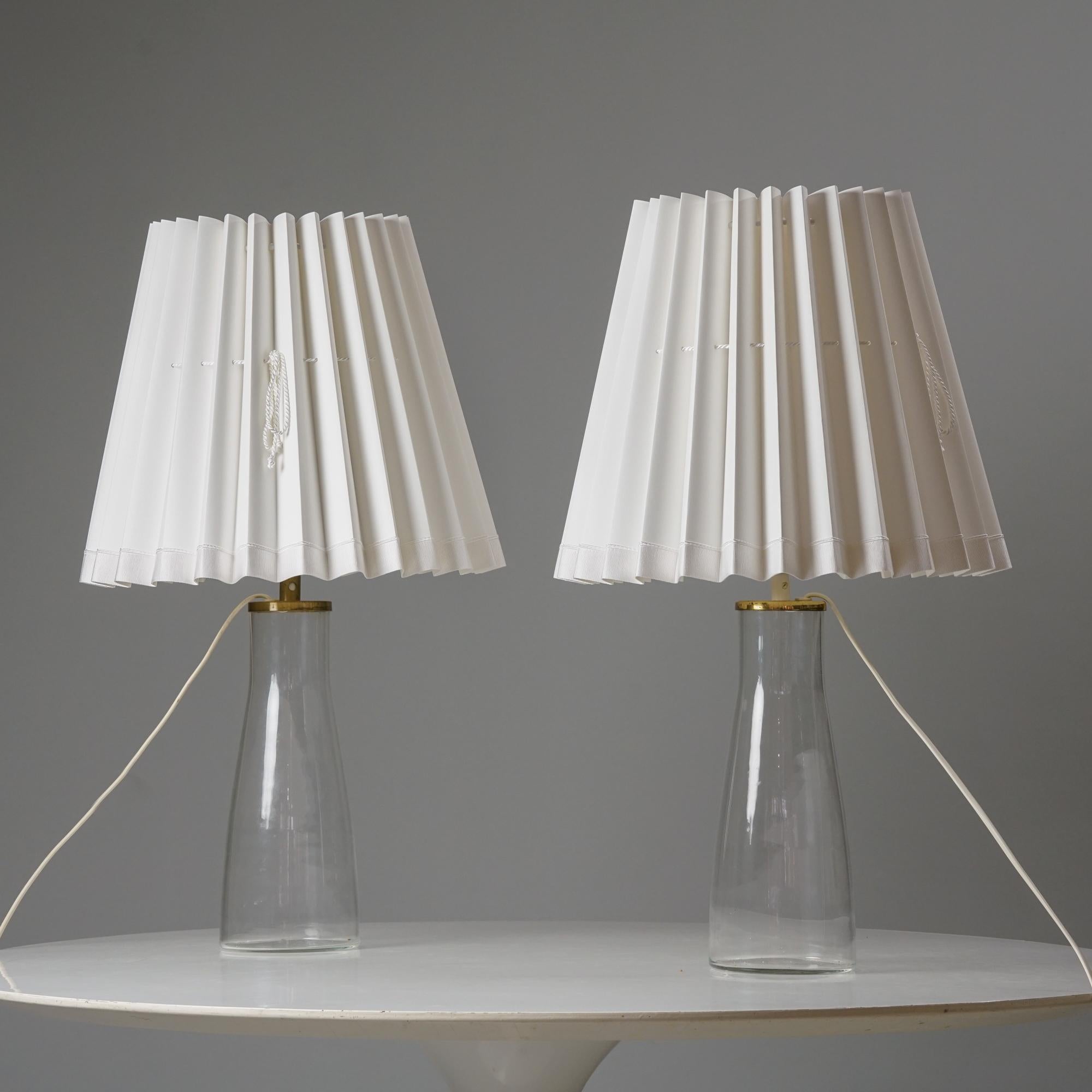 Pair of Model M15 table lamps by Maire Gullichsen for Artek from the 1960s. Glass frame, with brass details and fabric shades. Good vintage condition, minor patina consistent with age and use. The table lamps are sold together. A classic well-known