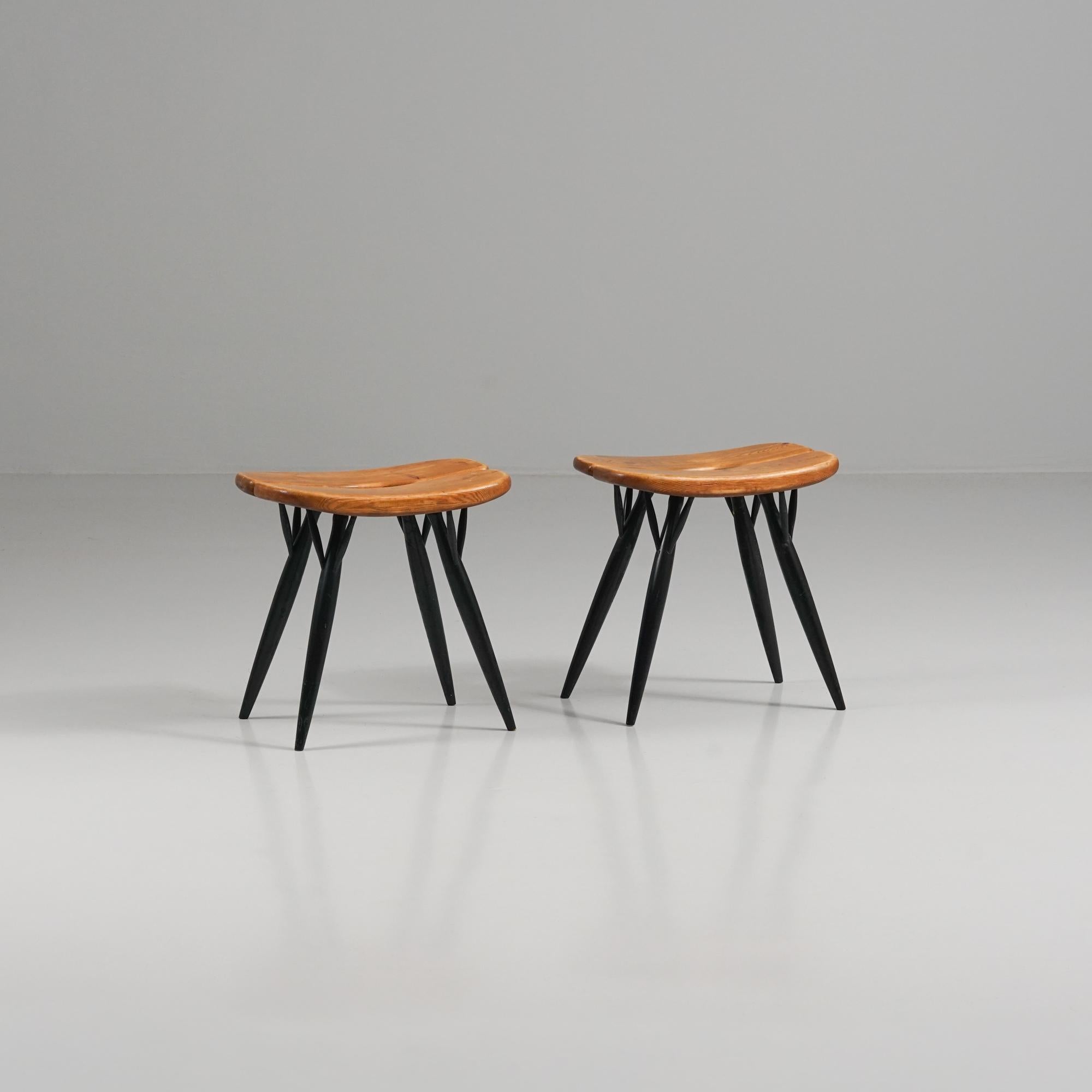Paire de tabourets Pirkka, design Ilmari Tapiovaara, fabriqués par Laukaan Puu, Finlande, années 1950. Assise en pin, pieds en bois peint. Marqué. Bon état vintage, patine d'usage. Les tabourets sont vendus ensemble. 

Yrjö Ilmari Tapiovaara est