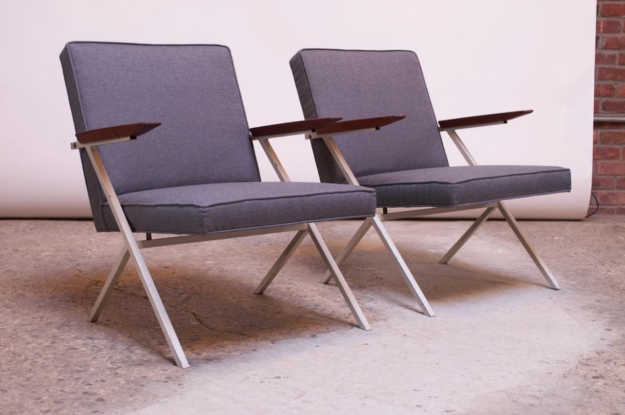 Mid-Century Modern Pair of Model R-83 Armchairs by Ladislav Rado for Knoll & Drake For Sale