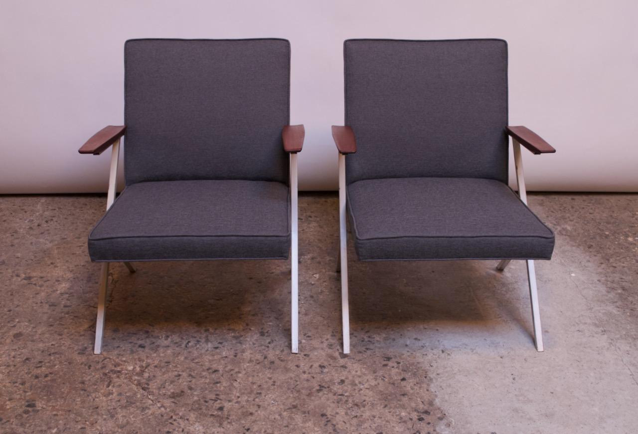 Pair of Model R-83 Armchairs by Ladislav Rado for Knoll & Drake In Good Condition For Sale In Brooklyn, NY